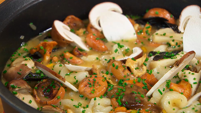 Receta de cazuela de setas con tripa de bacalao 