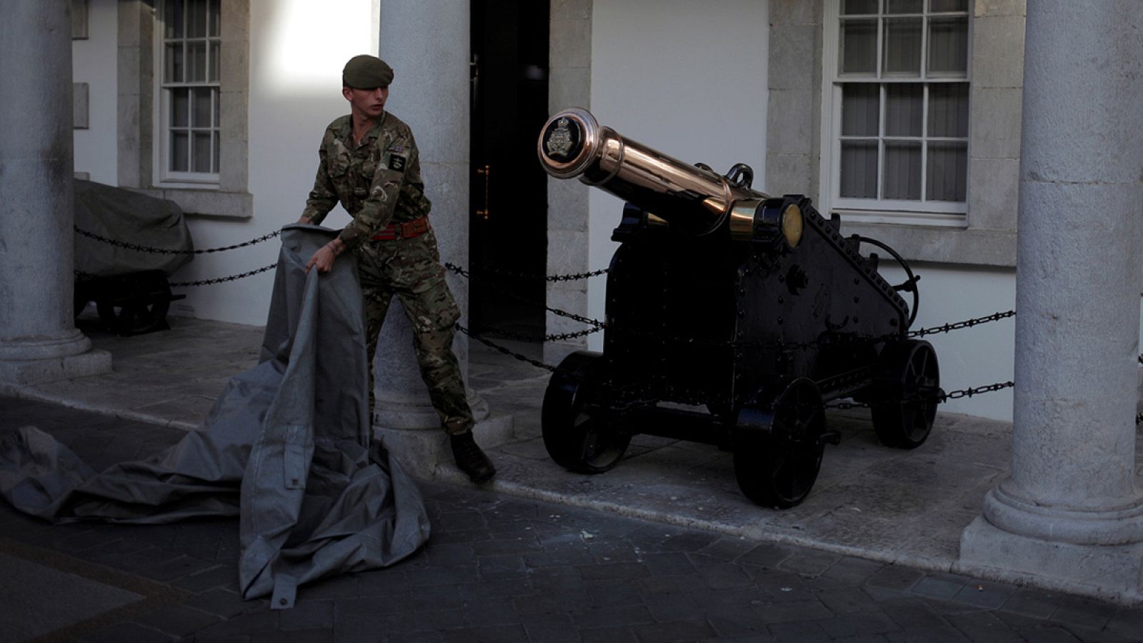 Un soldado cubre un cañón antiguo en The Convent, el palacio sede del gobierno de Gibraltar
