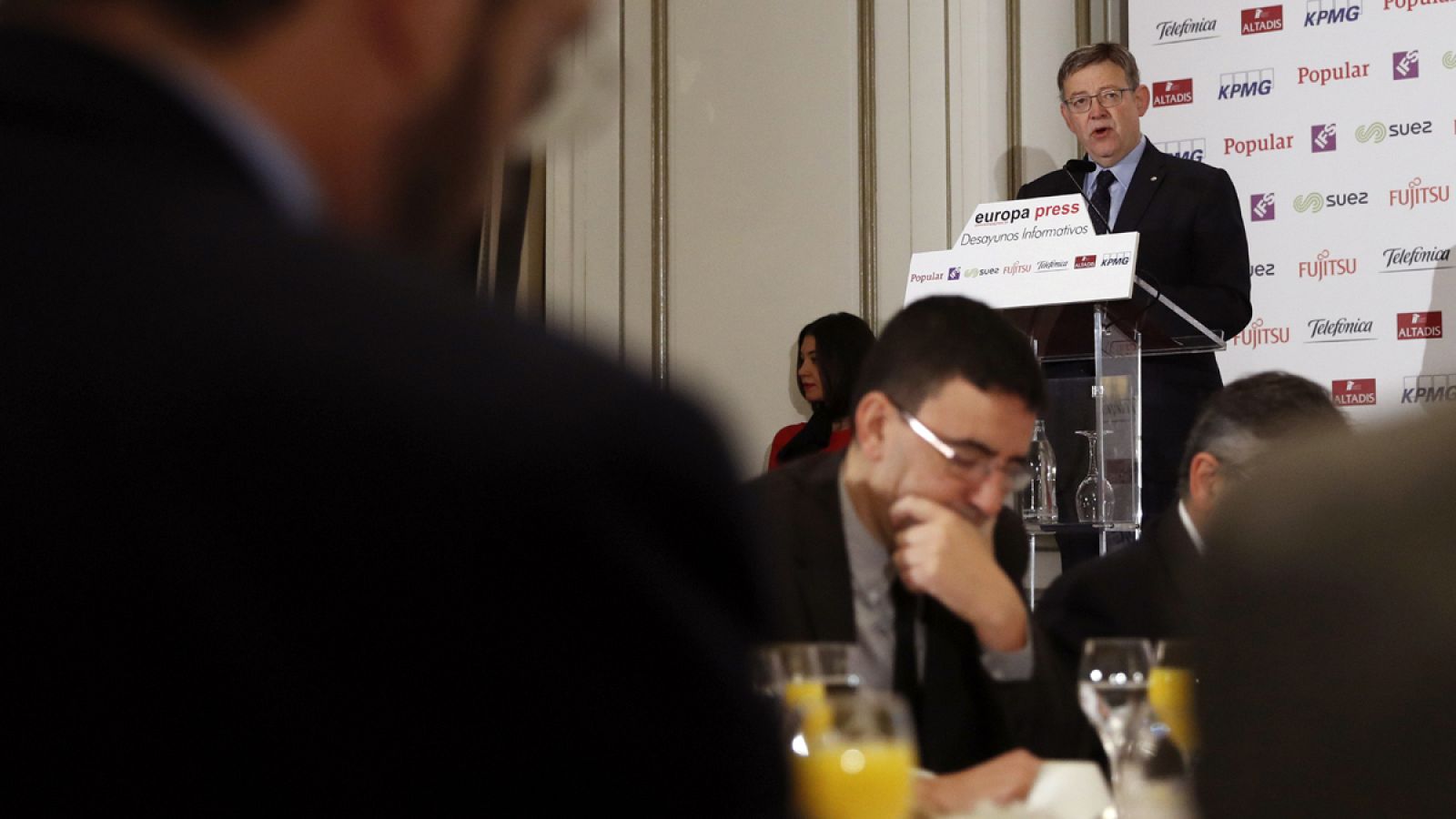 El presidente de la Generalitat valenciana, Ximo Puig, interviene en un desayuno informativo al que ha asistido el portavoz de la gestora del PSOE, Mario Jiménez