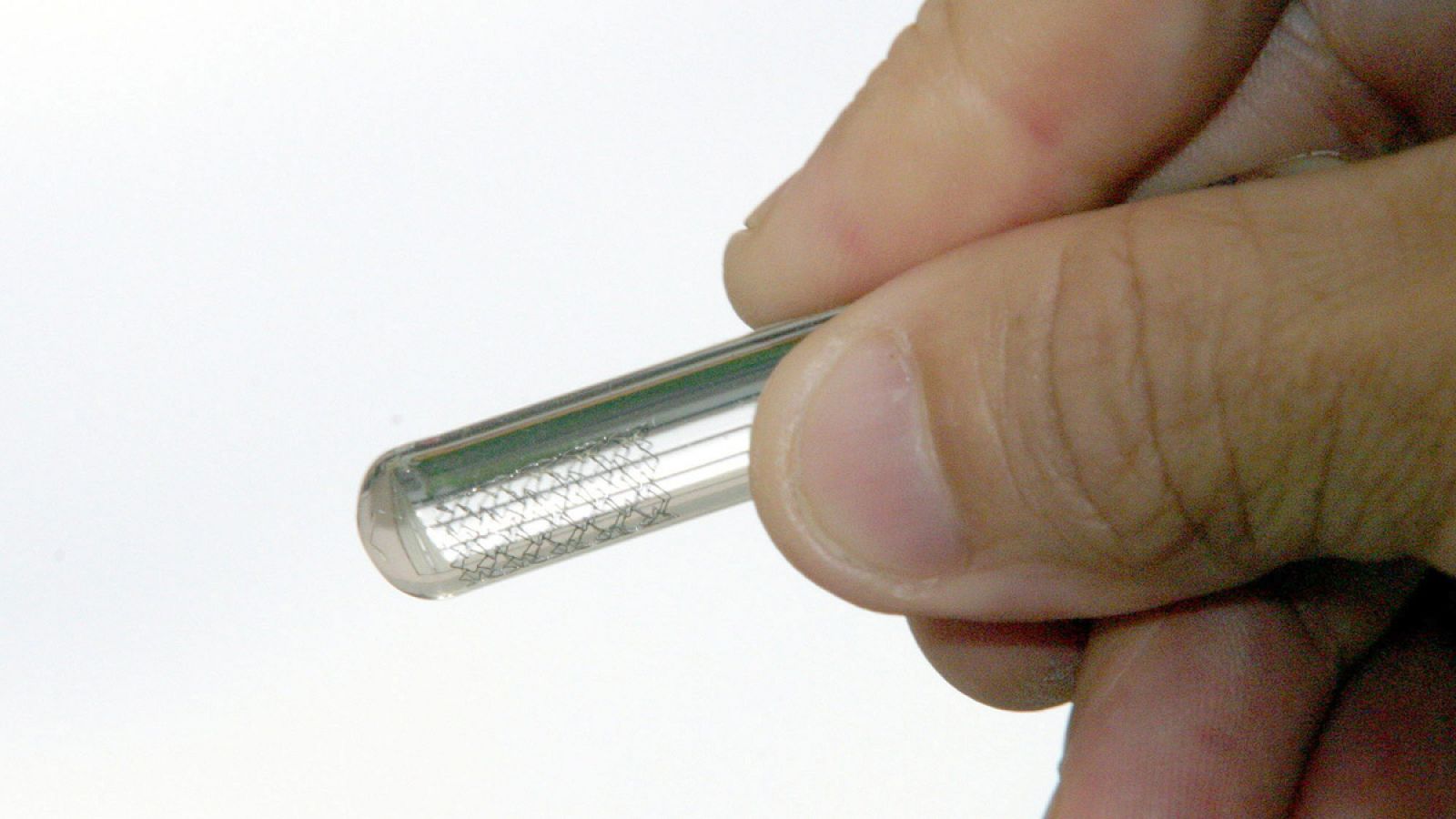 Un 'stent' (endoprótesis vascular) de arteria coronaria es un pequeño tubo de malla de metal que se expande dentro de una arteria del corazón.