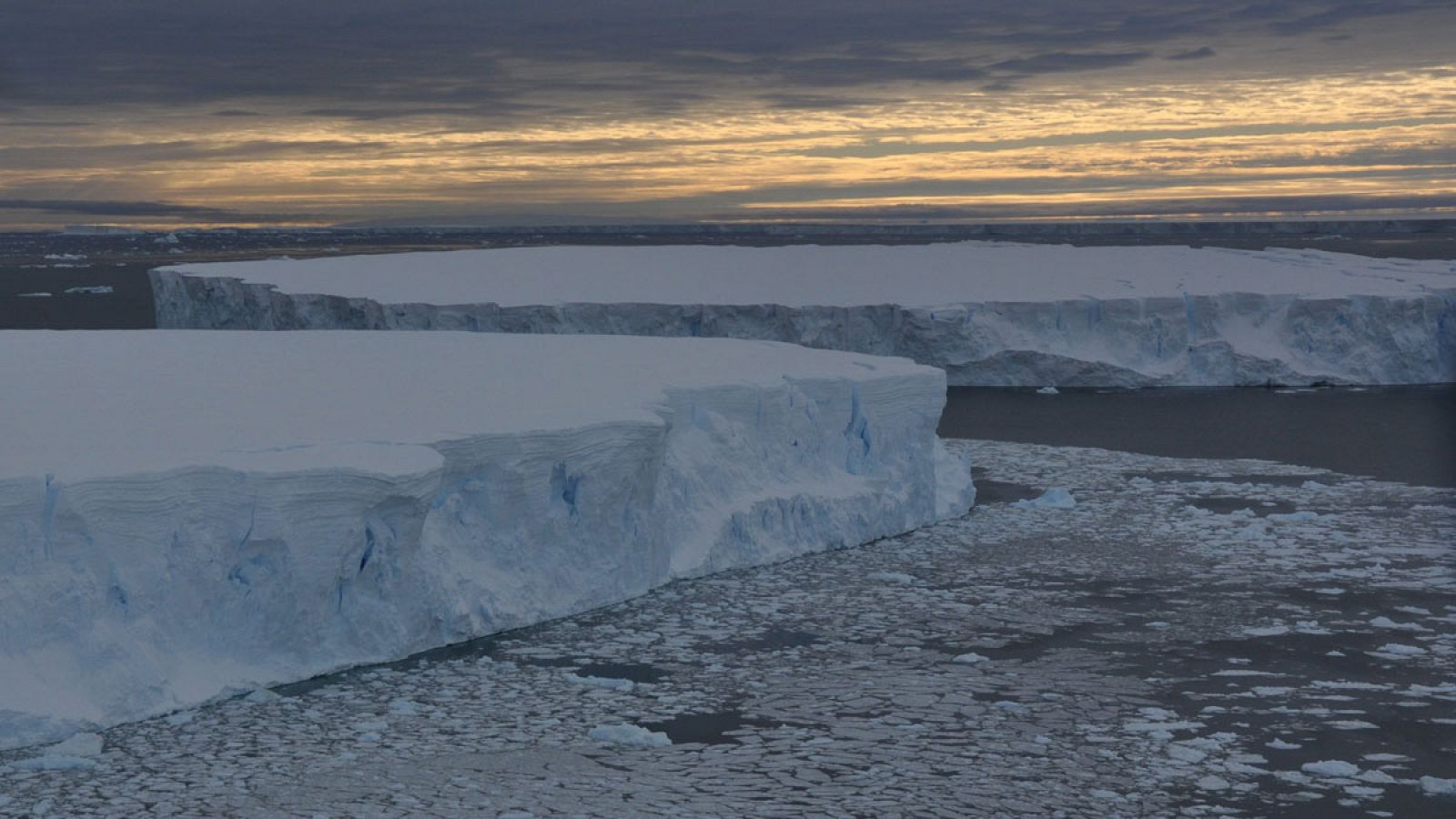 Icebergs en la bahía de Pine Island