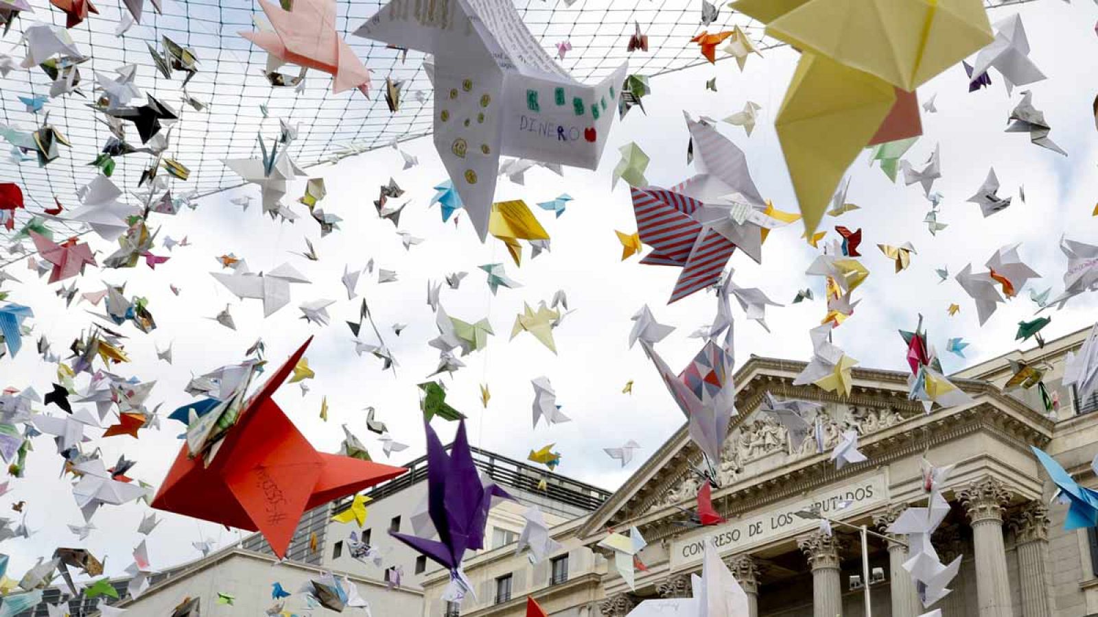 Con sus pajaritas de origami, WWF advierte de que Doñana corre el riesgo de que la UNESCO le retire su actual estatus de Patrimonio de la Humanidad.