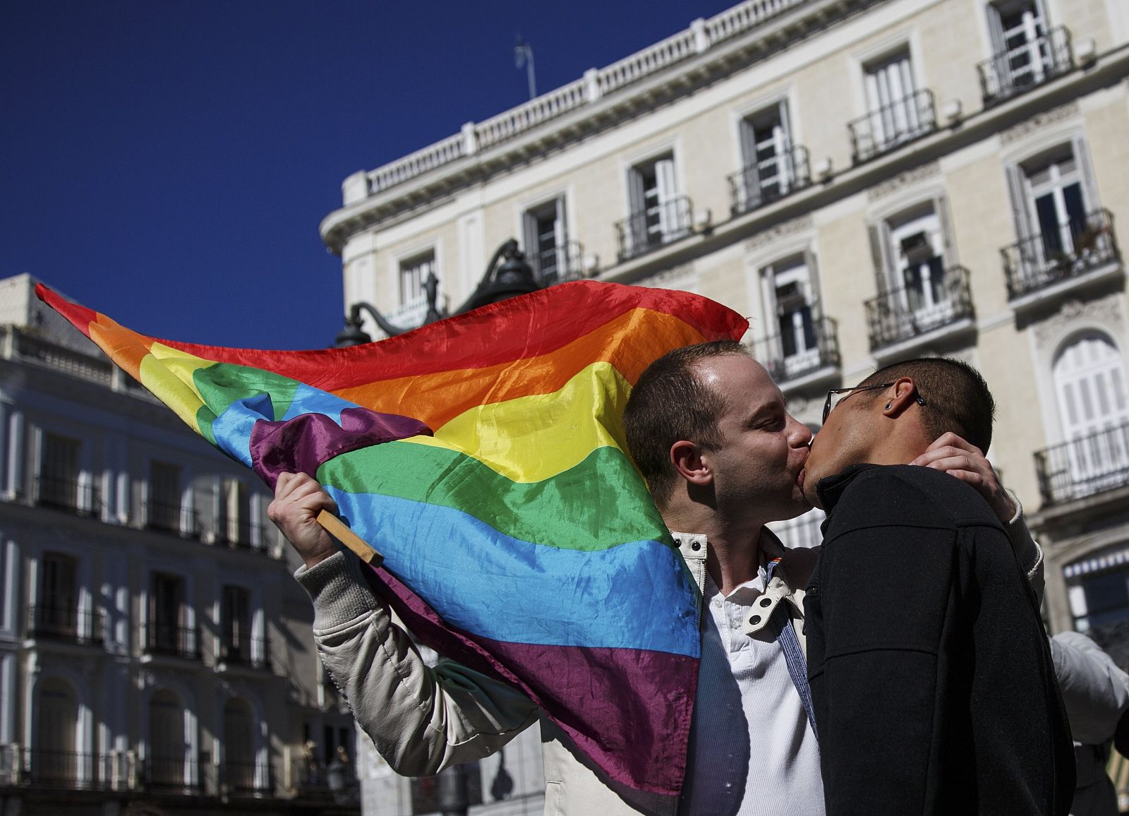 BESADA EN SOL EN PROTESTA CONTRA EL CORREO QUE INSTABA A PERSEGUIR A GAIS