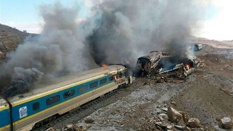 Al menos 40 muertos al chocar dos trenes de pasajeros en Irán