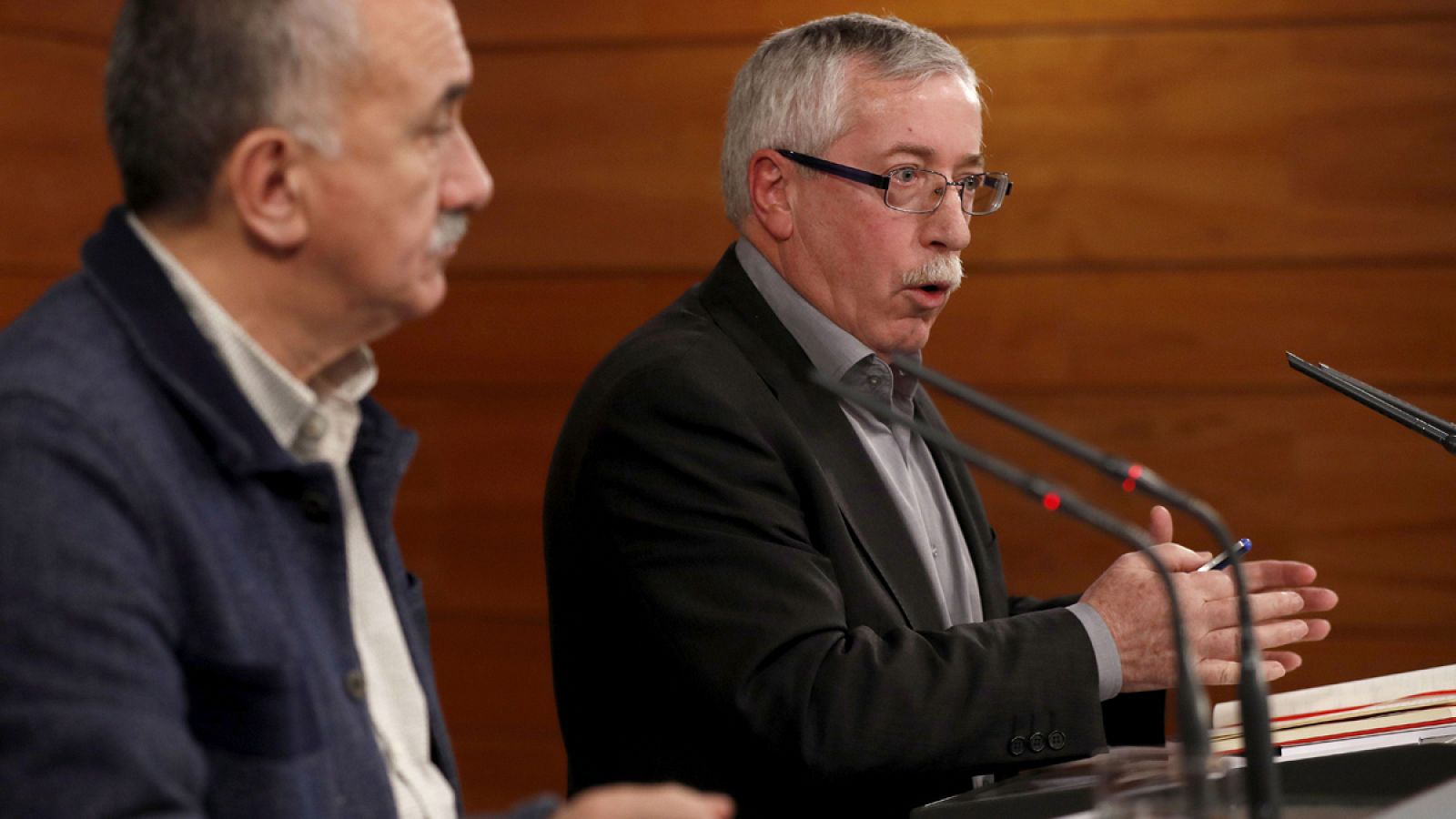 Los secretarios generales de UGT, Pepe Álvarez, y de CC.OO., Ignacio Fernández Toxo, tras la reunión el jueves con Mariano Rajoy.