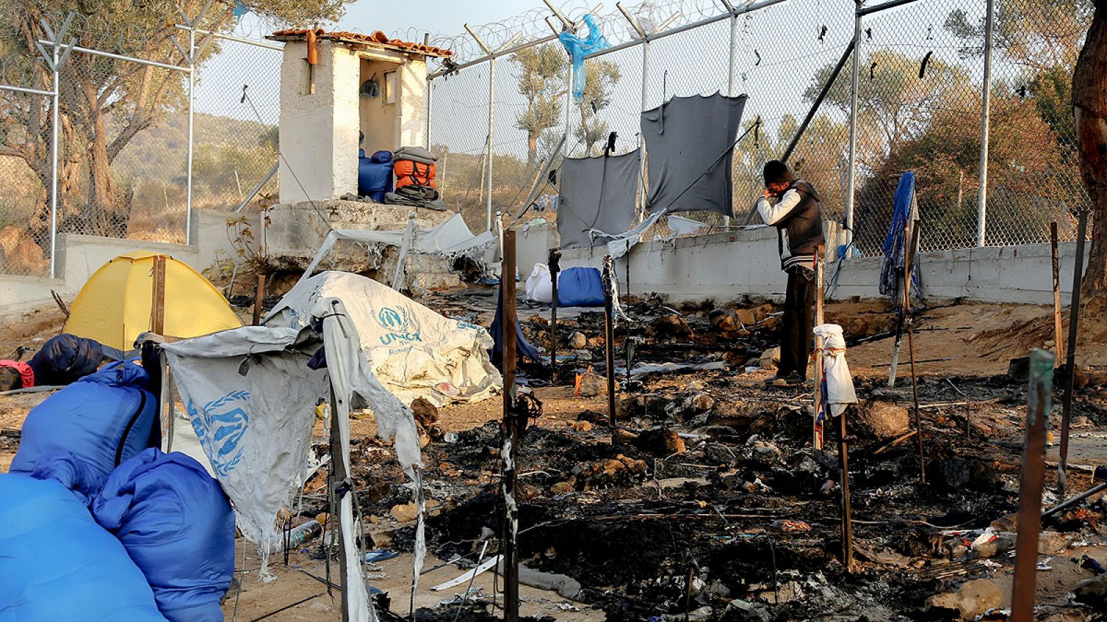 Un hombre se lamenta entre los restos del incendio en el campo de refugiados de Moria, en Lesbos (Grecia)