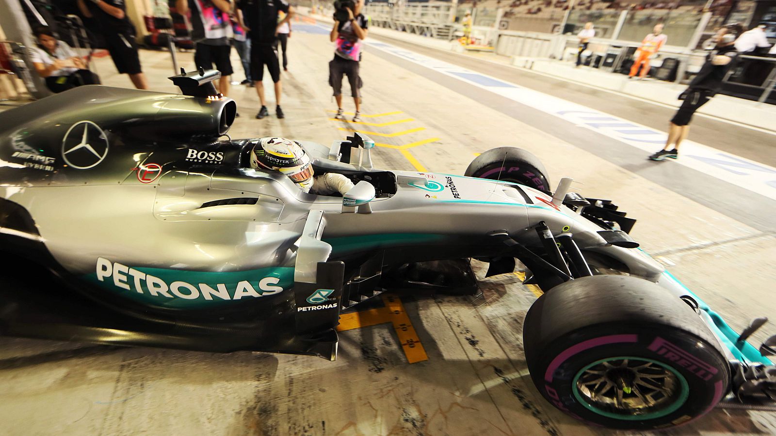 Hamilton golpea primero en los entrenamientos de Abu Dabi