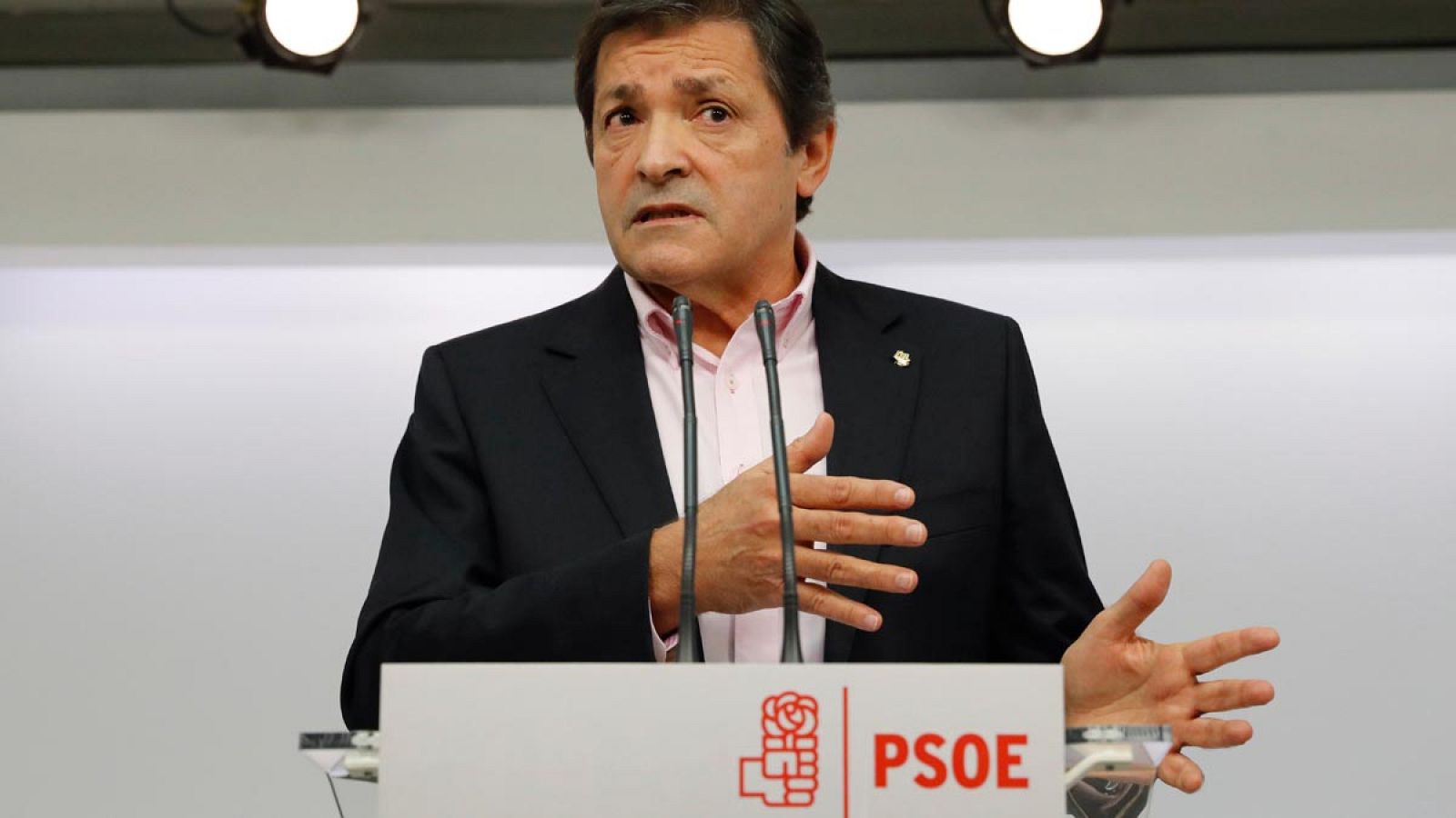 El presidente de la gestora del PSOE, Javier Fernández
