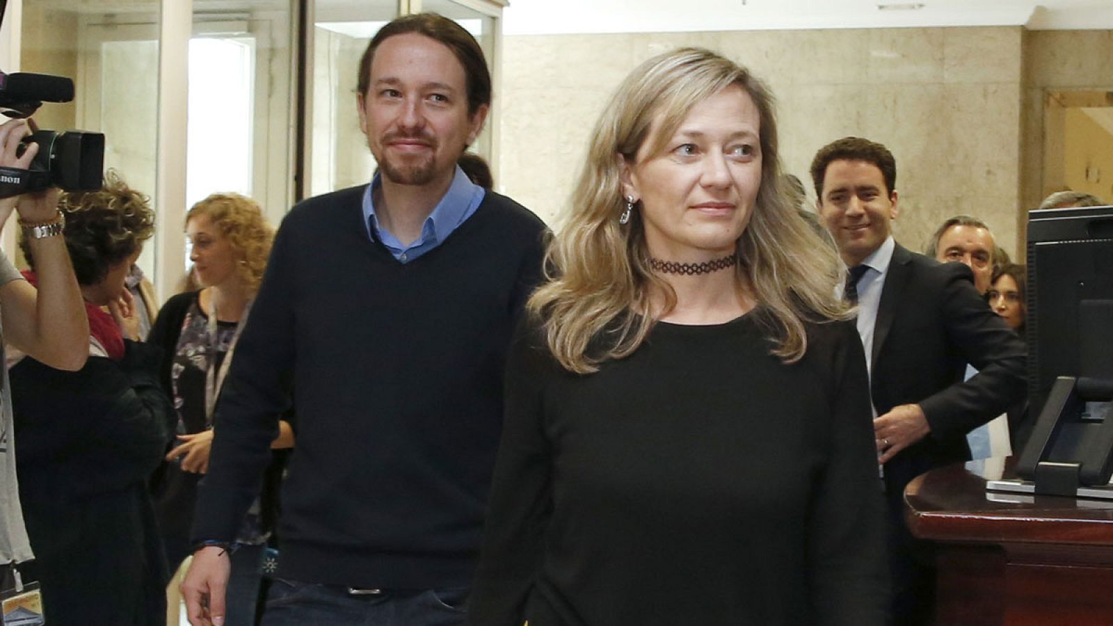 Victoria Rosell, acompañada por Pablo Iglesias, tras presentar su renuncia como miembro de la Diputación Permanente del Congreso (Archivo)