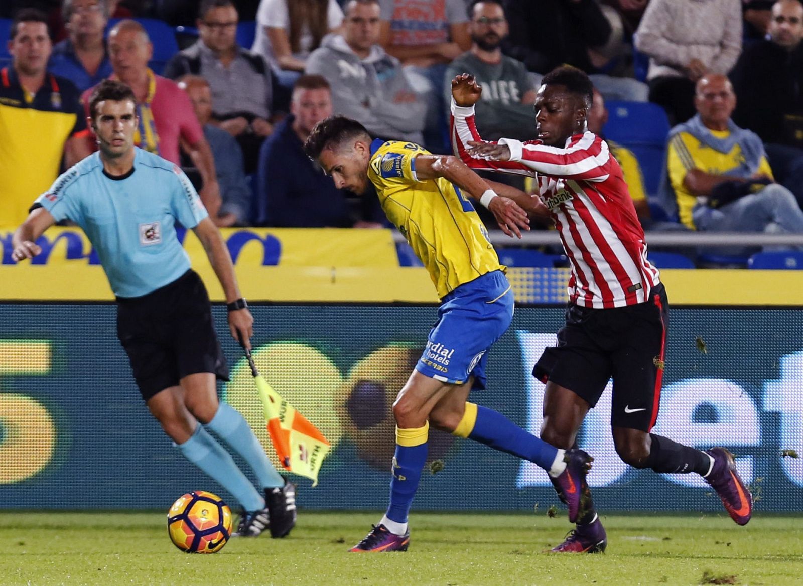 Iñaki Williams lucha el balón con el portugués Hélder Lópes.
