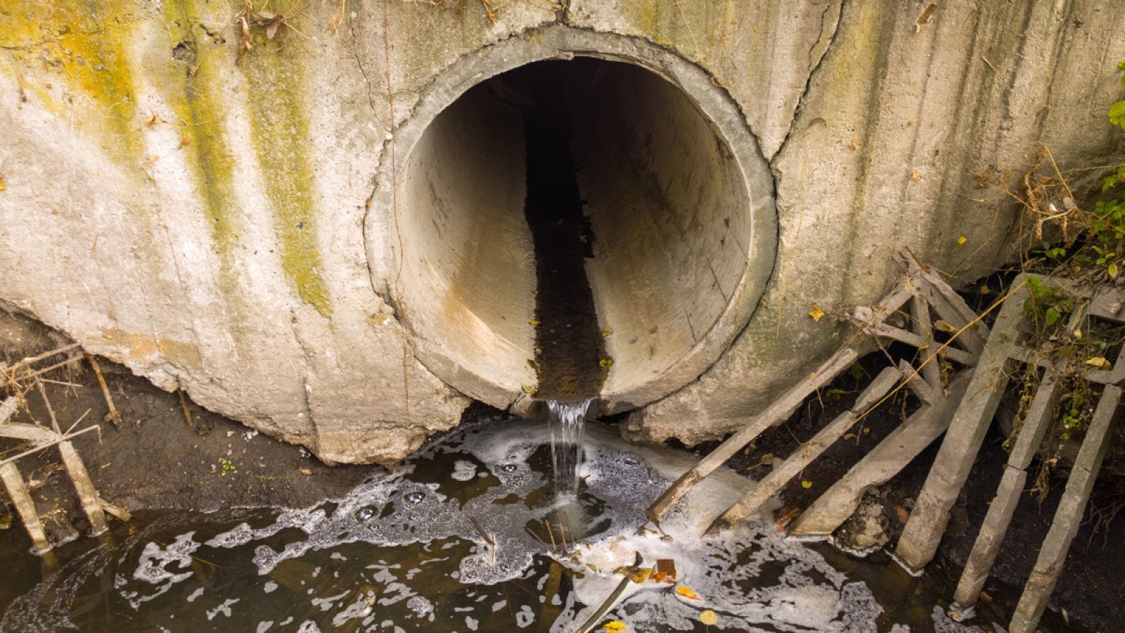 Salida de alcantarillado con aguas residuales