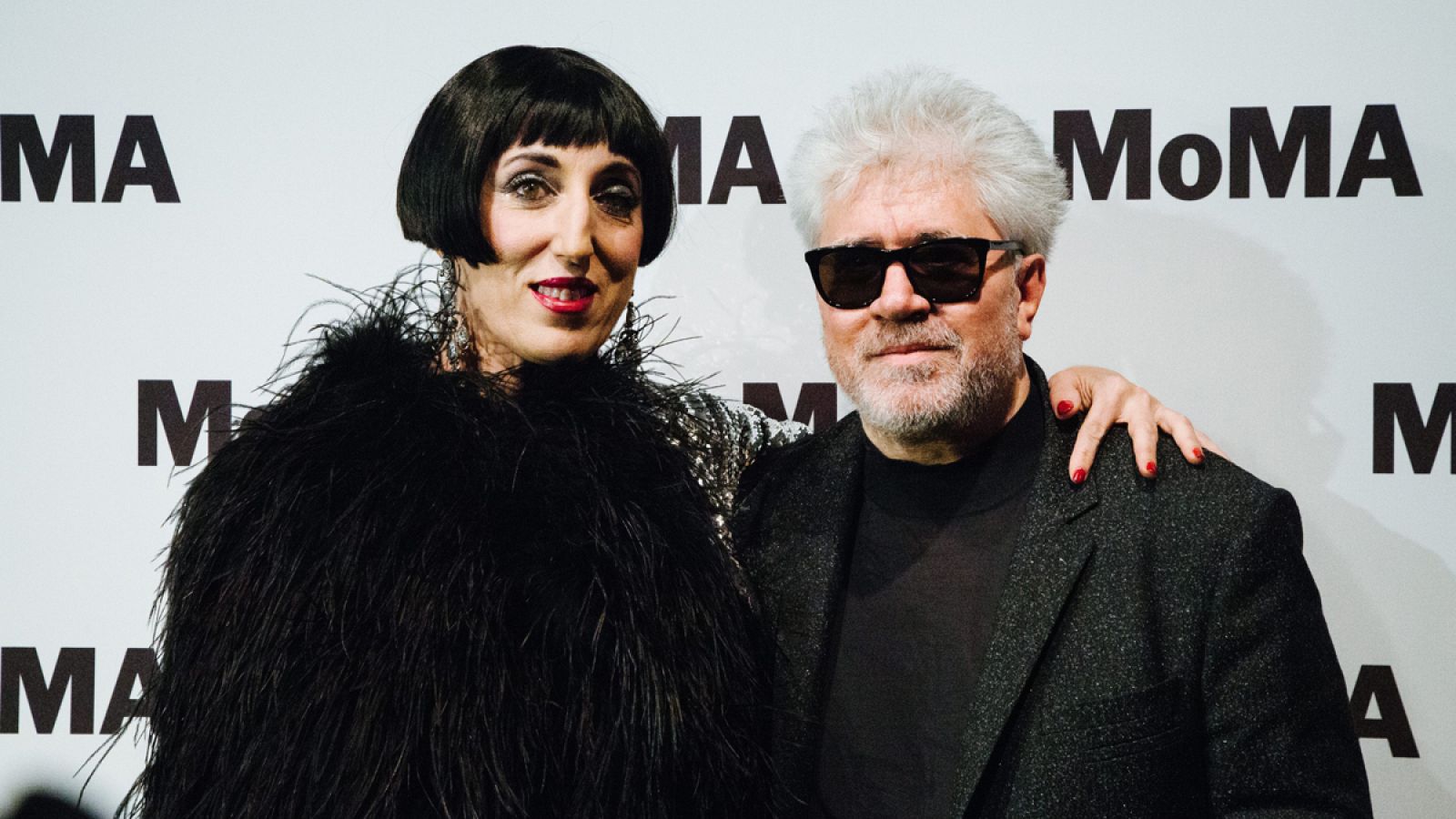 Pedro Almodóvar junto a Rossy de Palma en la inauguración de su retrospectiva en el Museo de Arte Moderno de Nueva York, Nueva York.