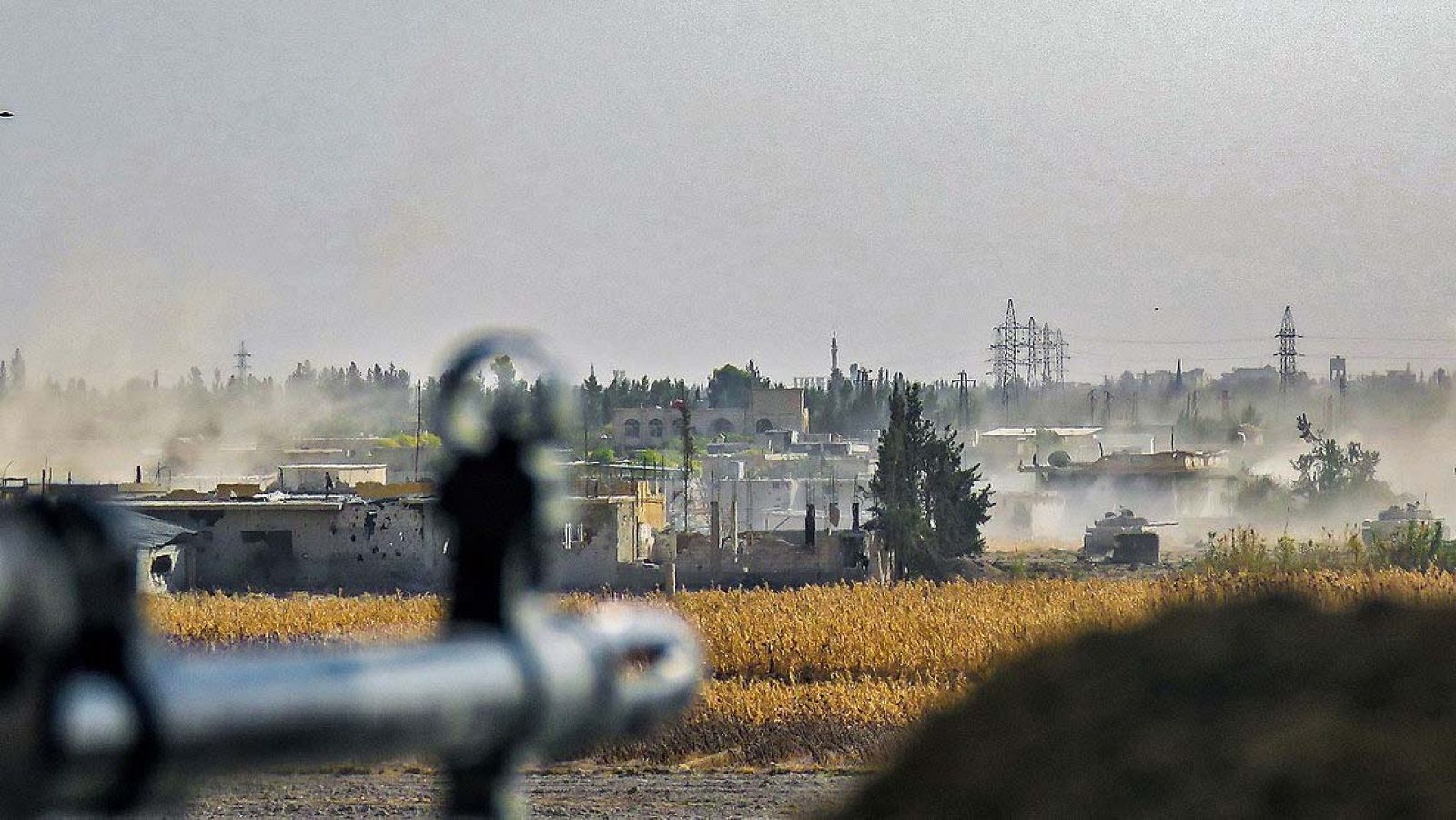 Imagen, tomada desde la posición de las fuerzas del Ejército sirio, de combates en la ciudad de Hawsh Nasri, cerca de Douma, a las afueras de Damasco