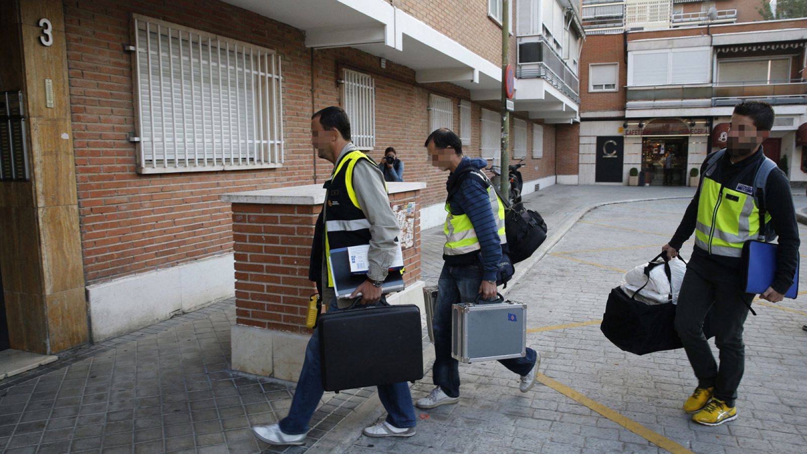 Fotografía de archivo de 2014 que muestra a agentes de la Policía Nacional entrando en uno de los domicilios de Antonio Ortiz para registrar y analizar pruebas.