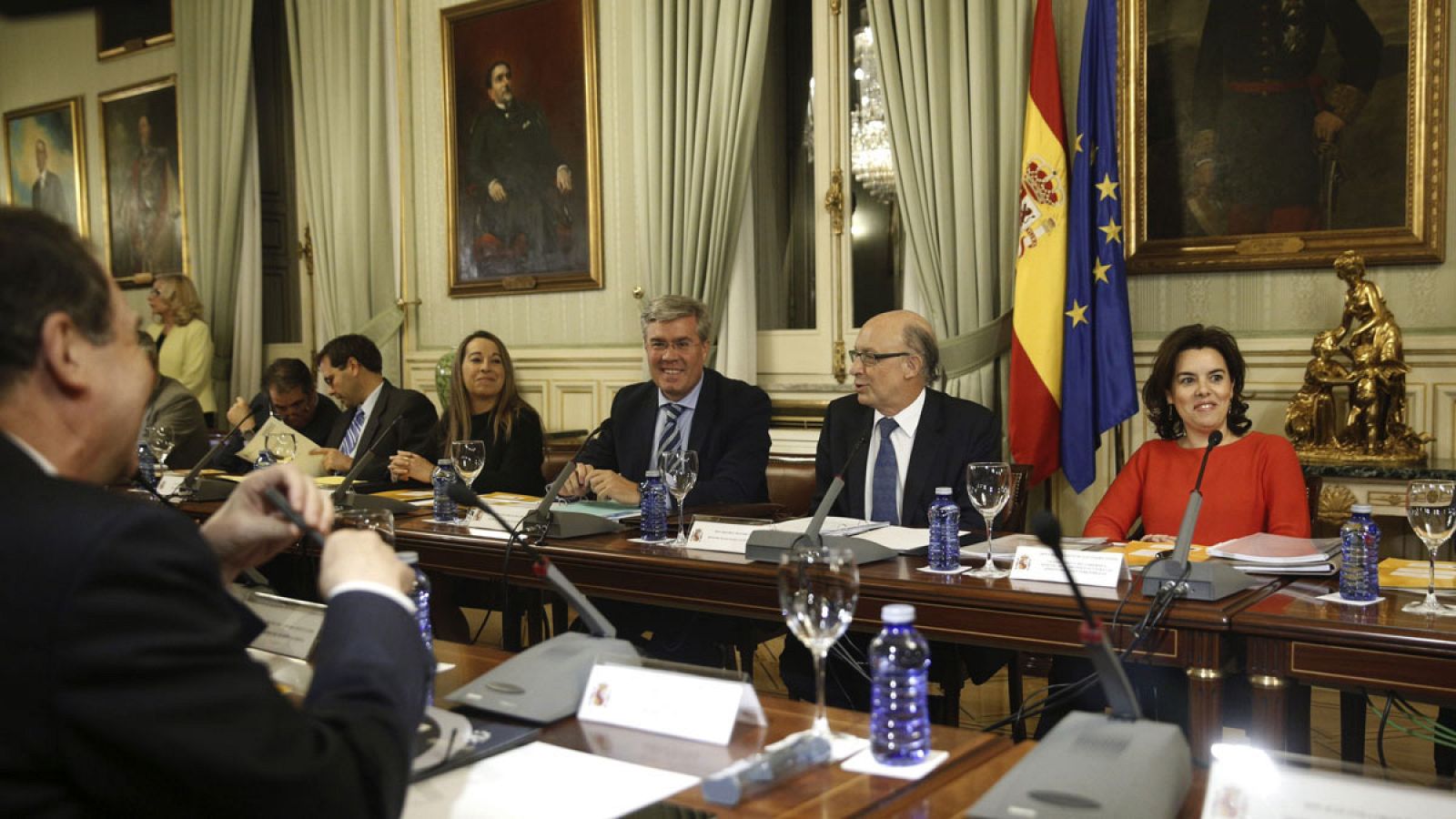 La vicepresidenta del Gobierno, Soraya Sáenz de Santamaría, y el ministro de Hacienda, Cristóbal Montoro, durante la reunión de la Comisión Nacional de Administración Local (CNAL)