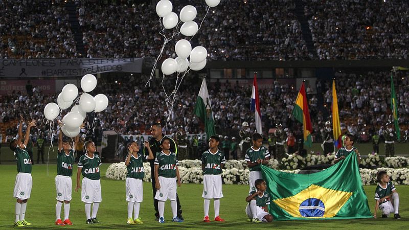 La afición colombiana homenajea a los fallecidos en el estadio donde debía haberse disputado la final 