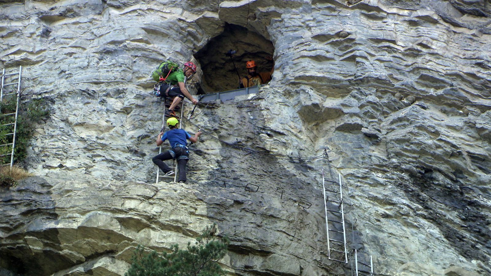 Juanjo Ballesta y el equipo recorren la senda de los Cazadores