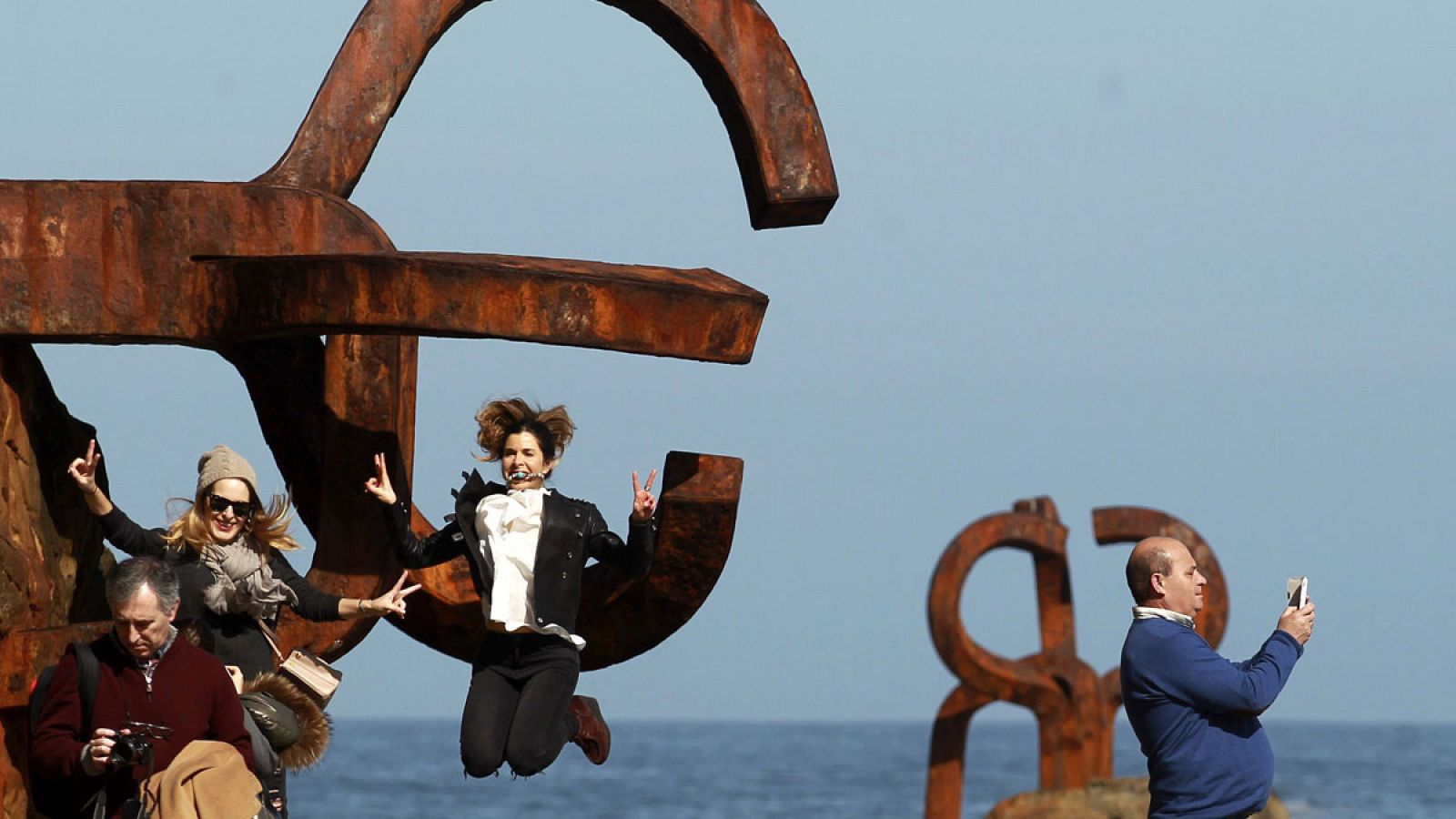 Turistas en el Peine del Viento de San Sebastián