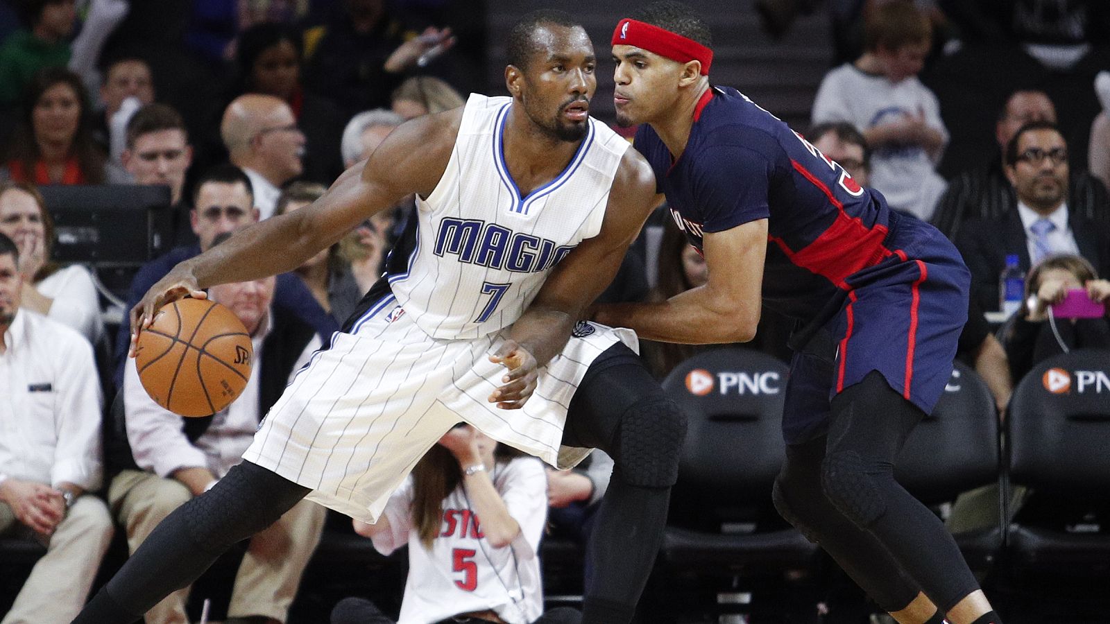 Serge Ibaka, ante los Pistons