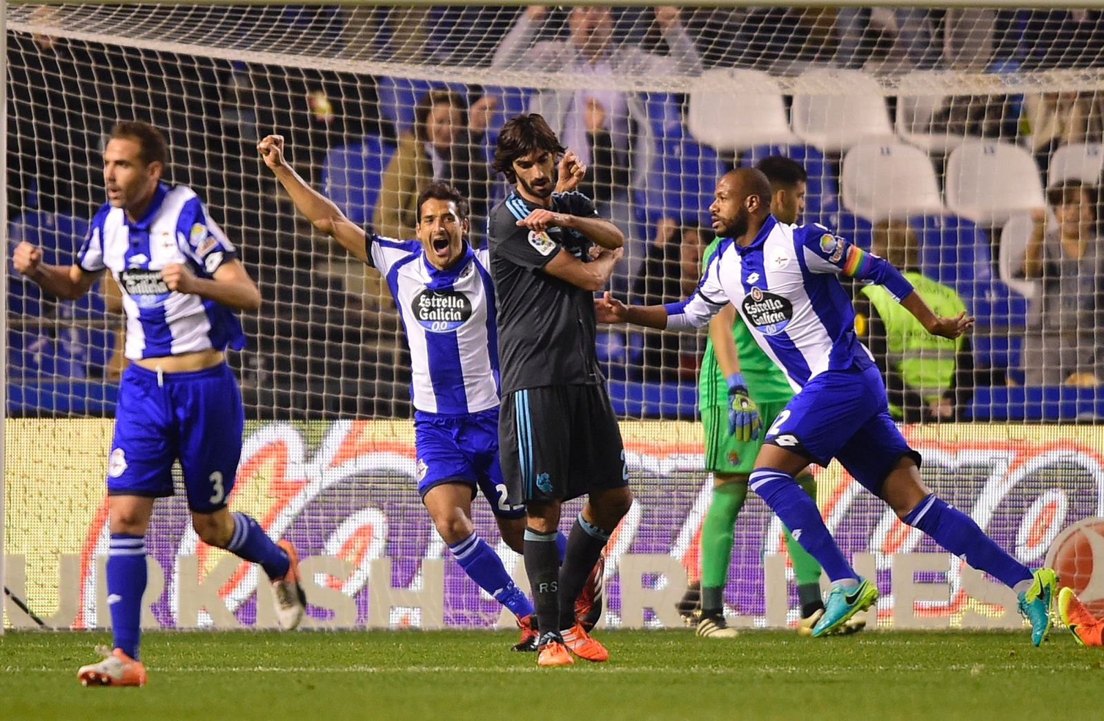 Sidnei celebra con sus compañeros el primer gol anotado ante la Real Sociedad.