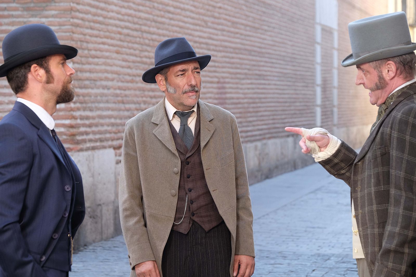 Victor Ros tiene cada vez más cerca a Mano Negra