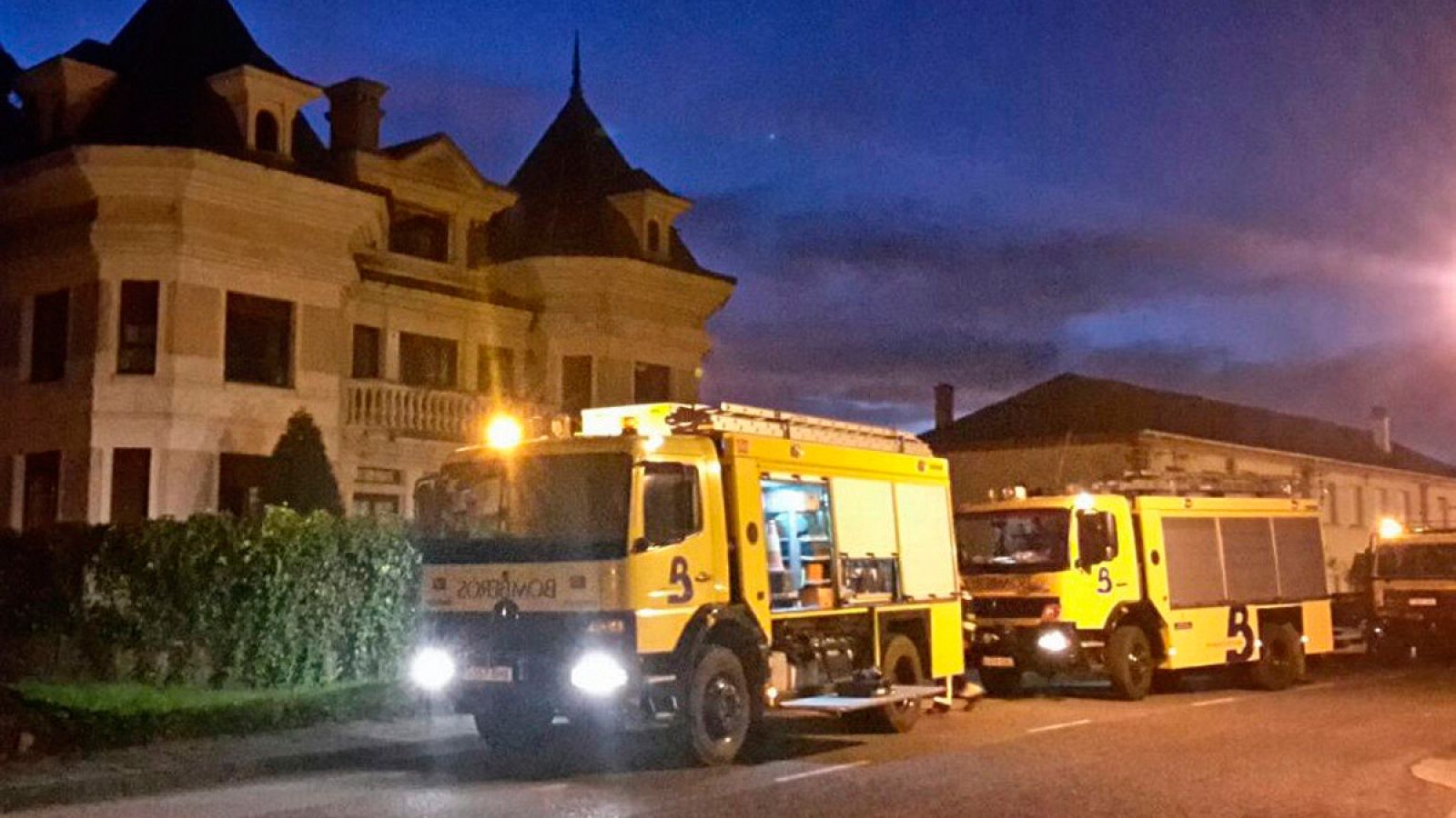 Fotografía facilitada por los Bomberos del Servicio de Emergencias del Principado de Asturias (SEPA), en las inmediaciones de la vivienda de Navia (Asturias) donde ha muerto una anciana al incendiarse su vivienda