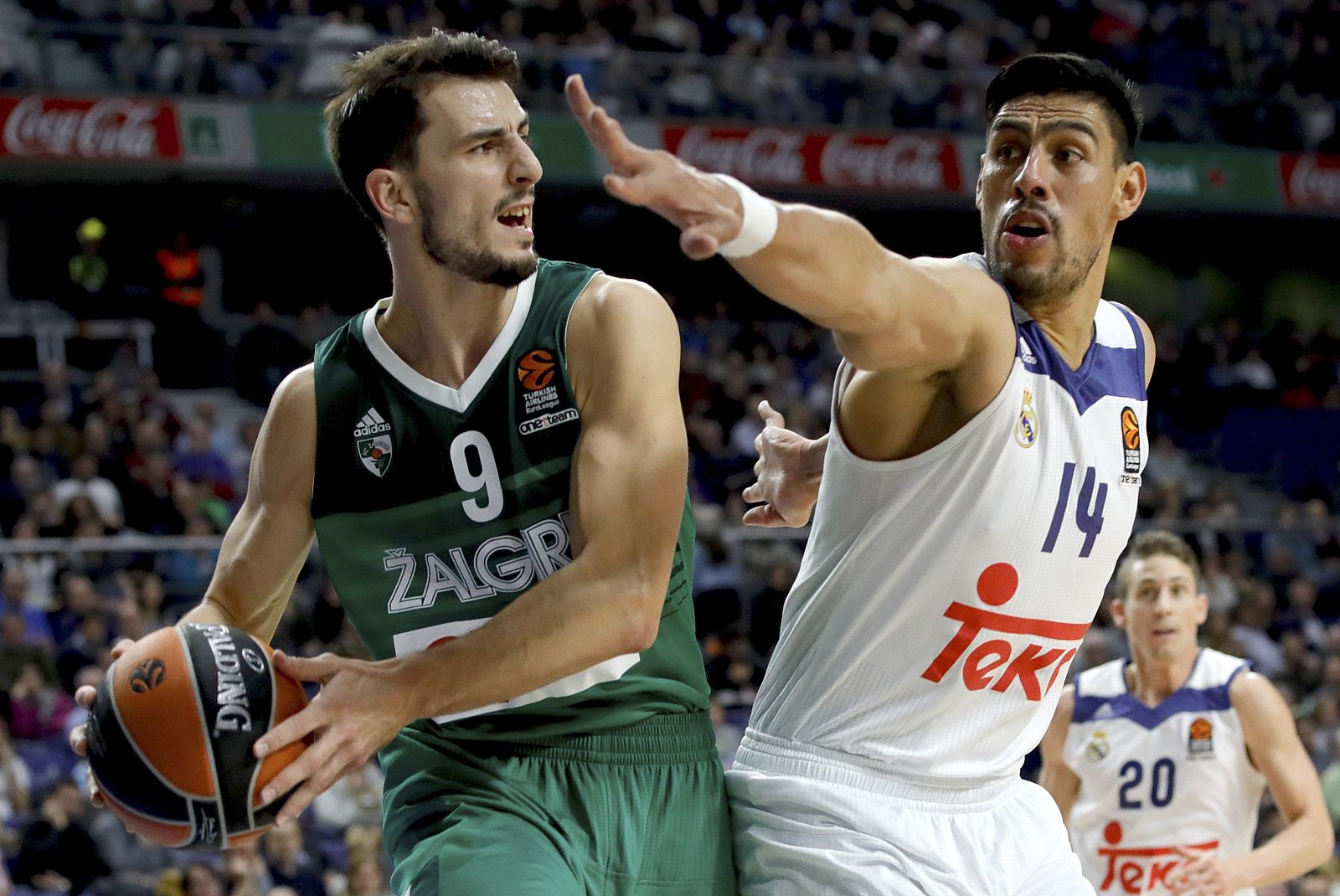 Gustavo Ayón (d) defiende al francés Leo Westermann, del Zalgiris Kaunas, durante el partido.