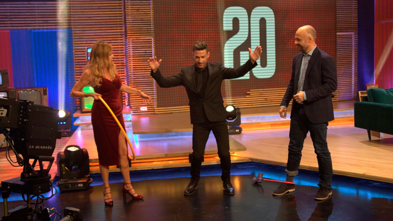 Ana Obregón y Javi Nieves junto a Eduardo Aldán en el plató de 'Espinete no existe'.