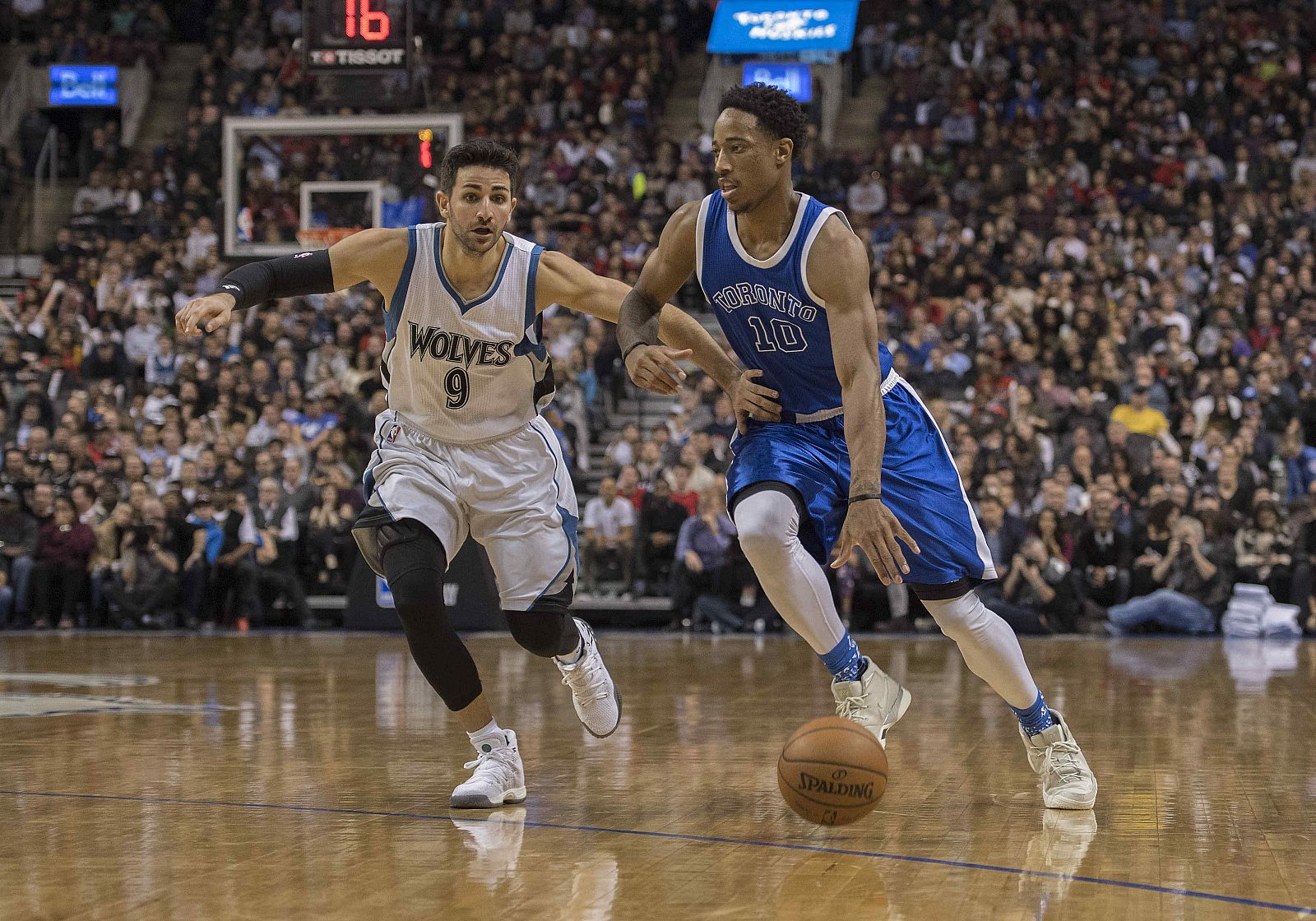DeMar DeRozan trata de superar a Ricky Rubio durante el partido.