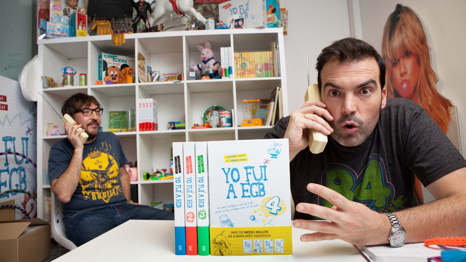 Javier Ikaz (en primer plano) y Jorge Díaz con su 'Yo fui a EGB 4'.