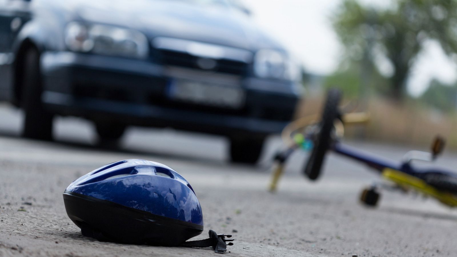 Un casco de bicicleta sobre el asfalto