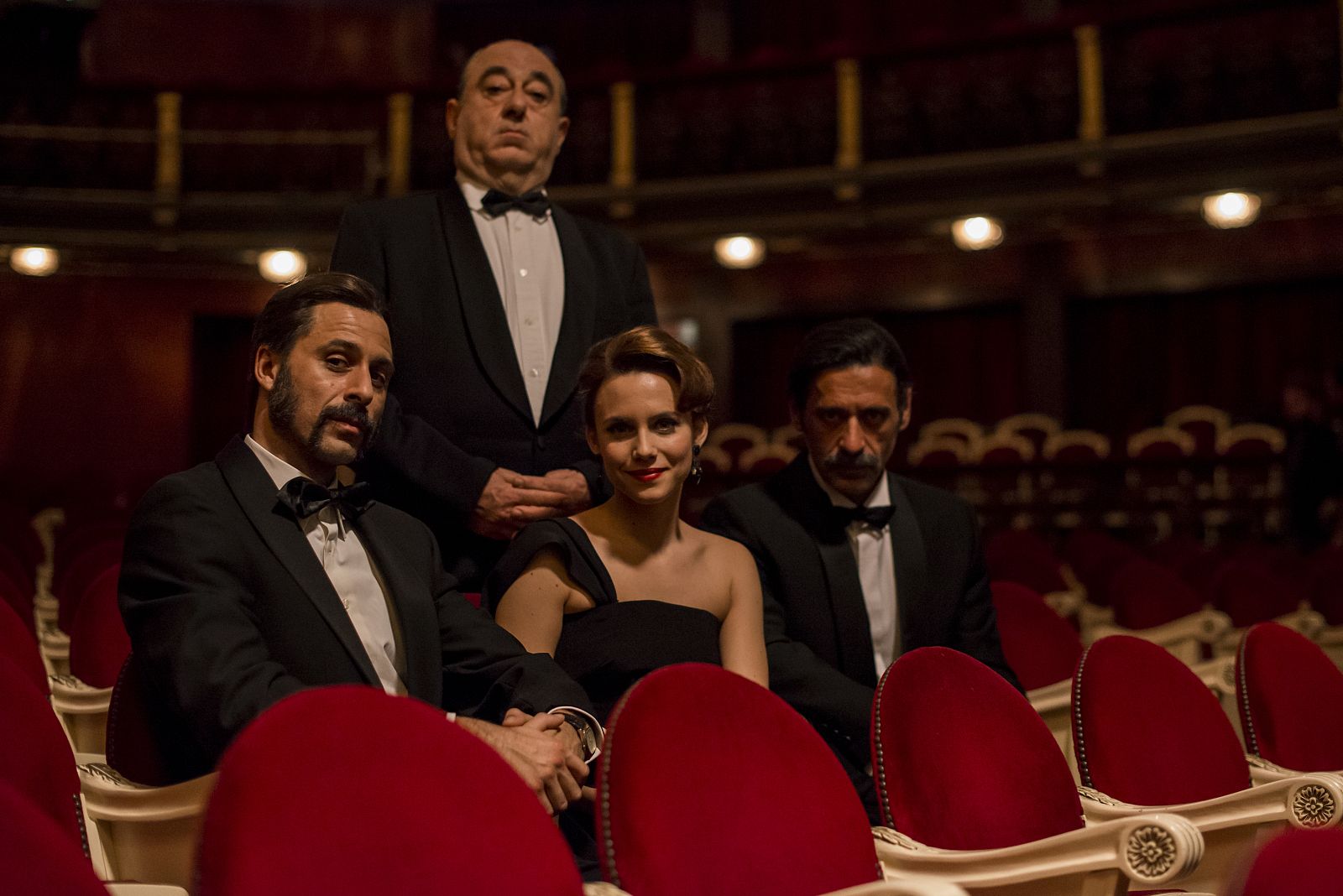 Hugo Silva (Pacino), Aura Garrido (Amelia) y Nacho Fresneda (Alonso) junto a José Ángel Egido (Hitchcock)