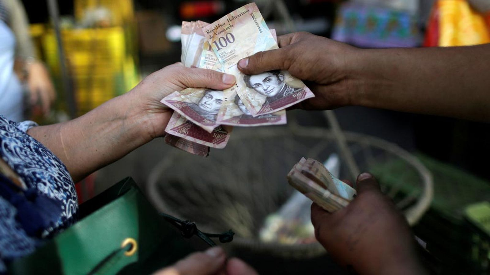 Imagen de los billetes de 100 bolívares que han sido suspendidos este domingo