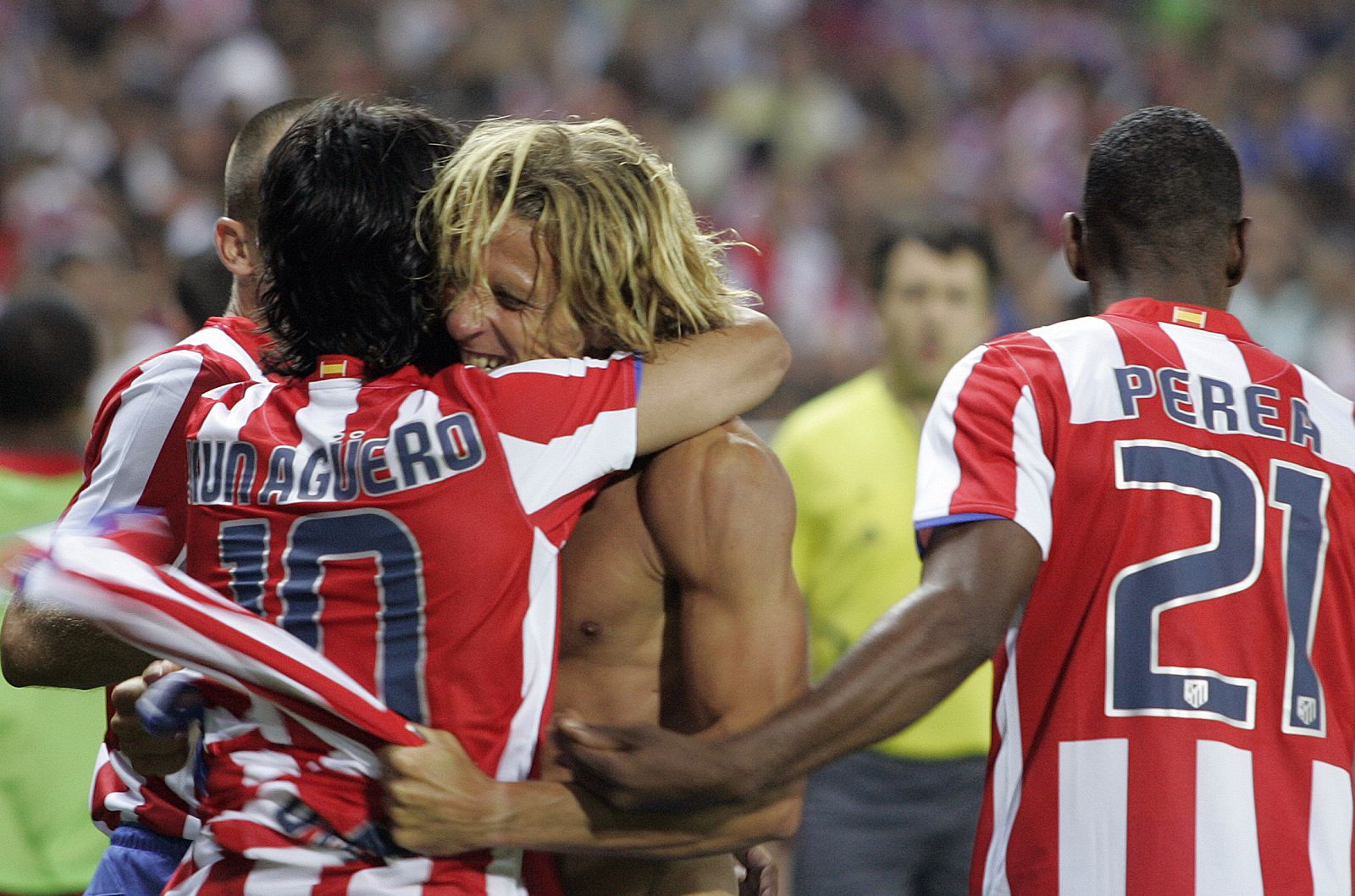 Forlán celebra con sus compañeros un gol ante el Schalke.
