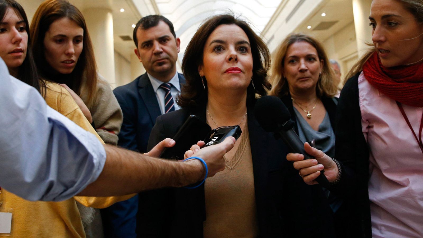 La vicepresidenta del Gobierno, Soraya Sáenz de Santamaría, en los pasillos del Senado