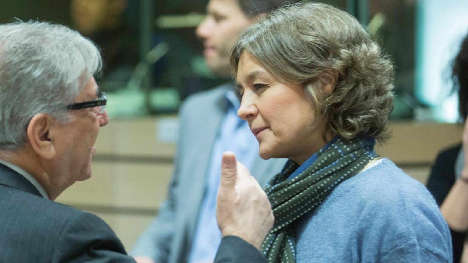 La ministra española de Agricultura y Pesca, Isabel García Tejerina, conversa con el comisario europeo de Pesca, Karmenu Vella.