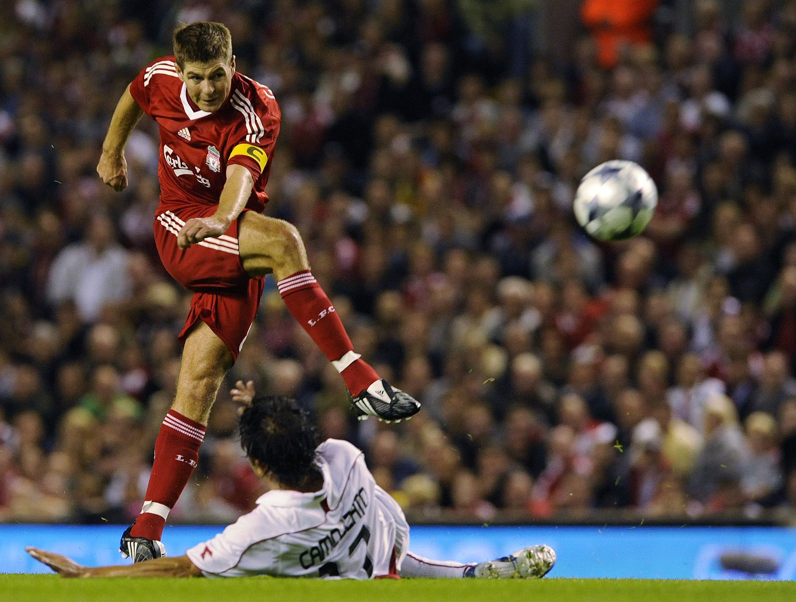 El Liverpool se clasifica con apuros para la Champions