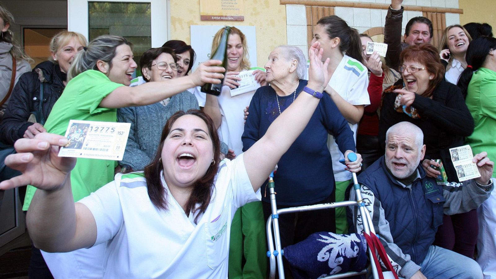 Celebraciones de los ganadores del segundo premio de la Lotería de Navidad de 2015