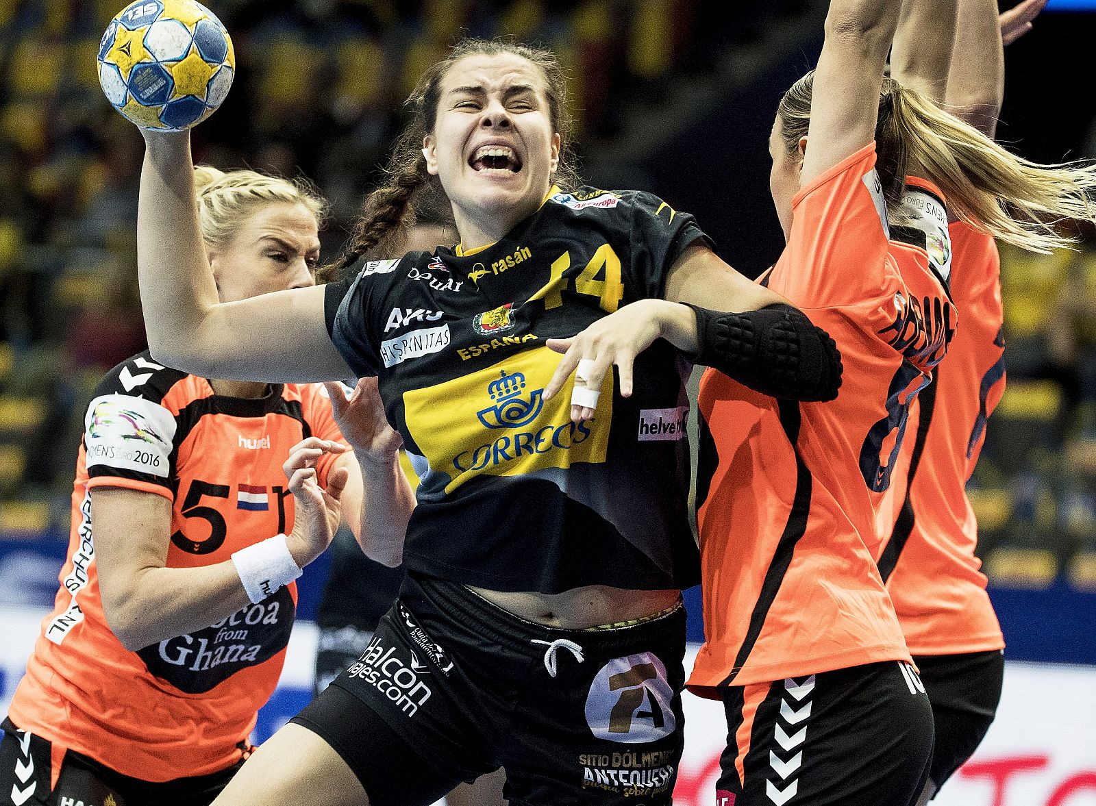 La jugadora española Ainhoa Hernández (c) trata de anotar ante la oposición de las holandesas Maura Visser (i) y Lois Abbingh (d) durante el partido.