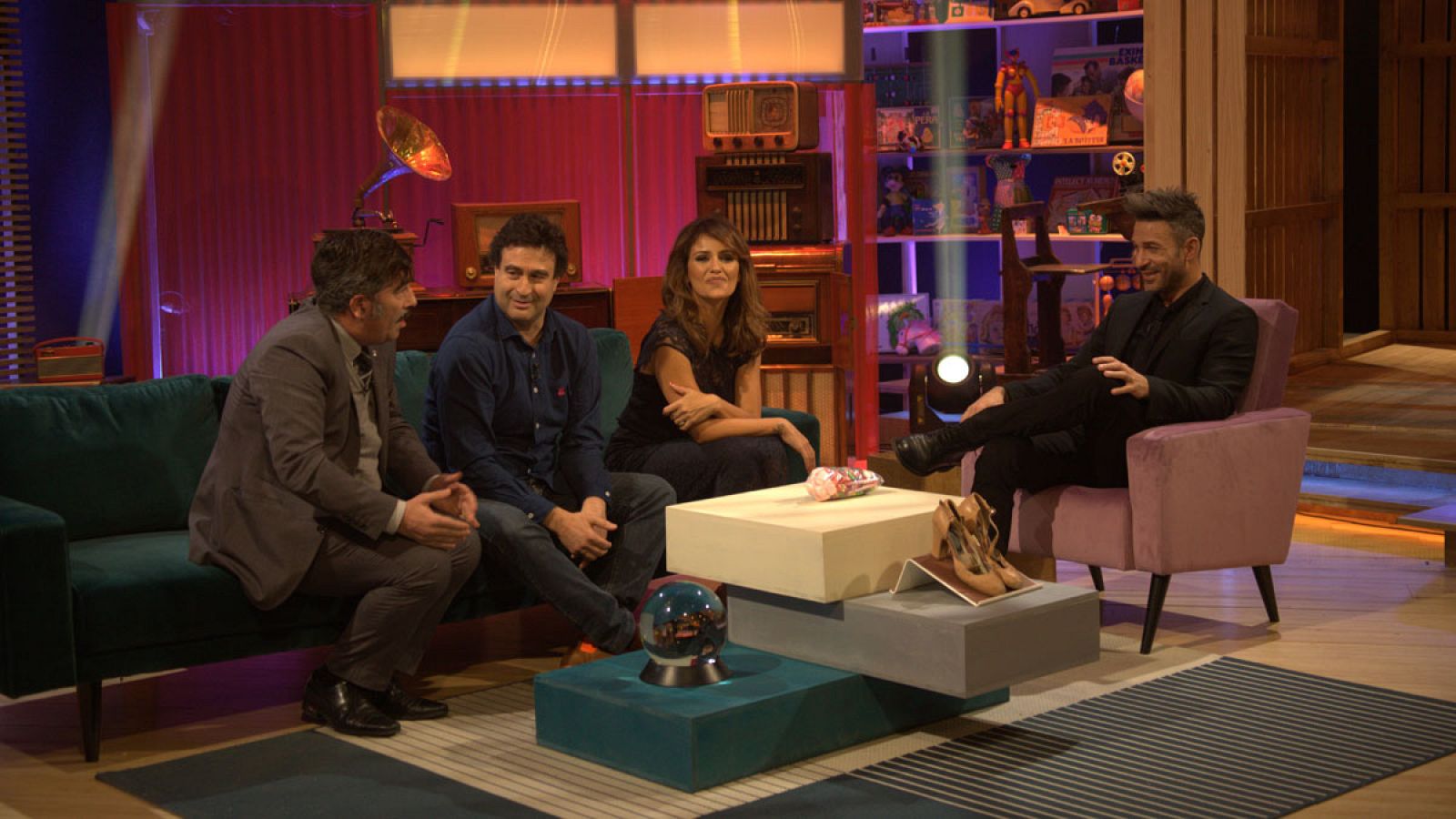 Mónica Cruz y Pepe Rodríguez junto a Eduardo Aldán y Don Naftalino en el plató de 'Espinete no existe'