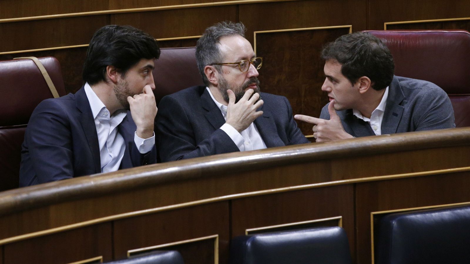 El presidente de Ciudadanos, Albert Rivera, conversa con el portavoz del partido en el Congreso, Juan Carlos Girauta, y el diputado Toni Roldán