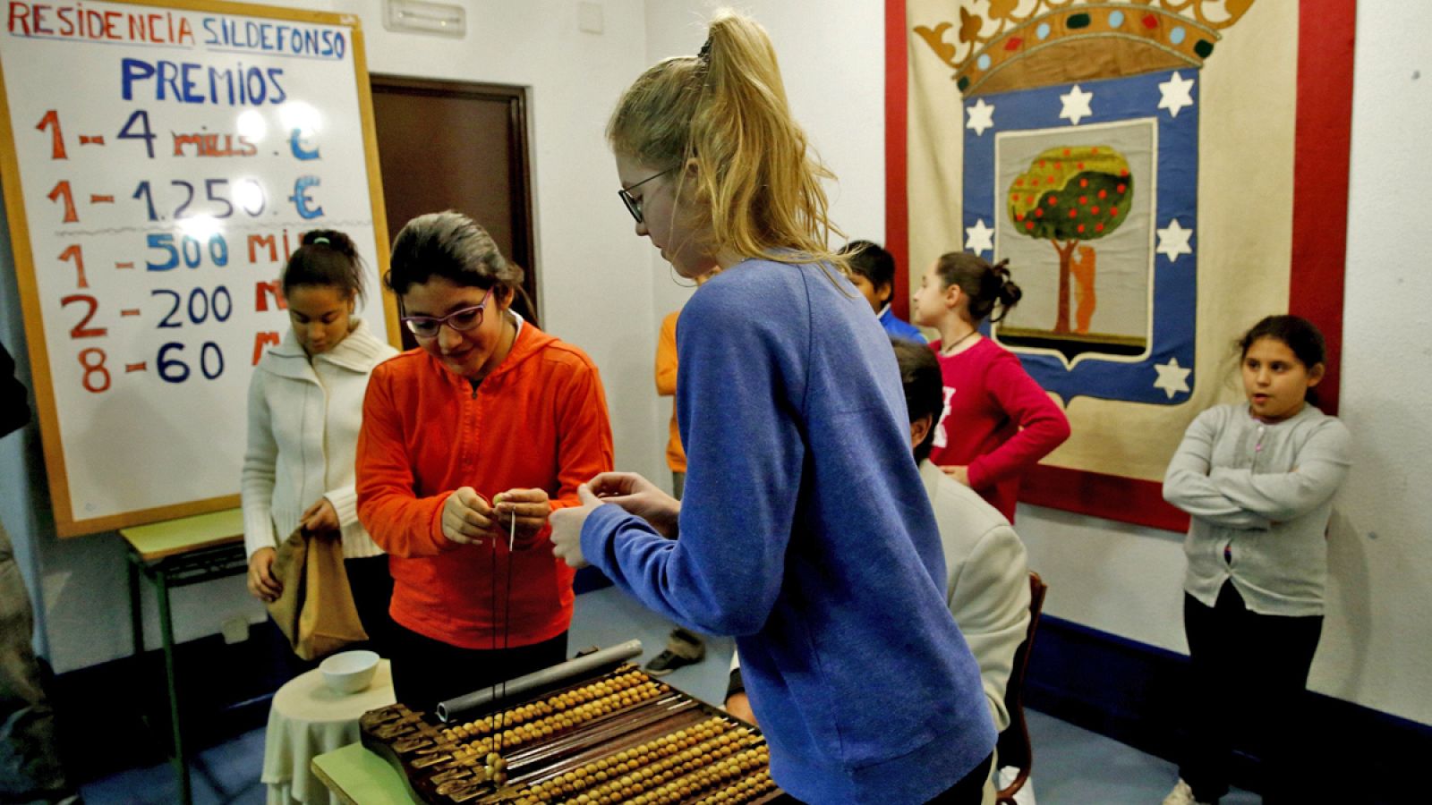 Los niños de San Ildefonso durante un ensayo del sorteo de Lotería de Navidad