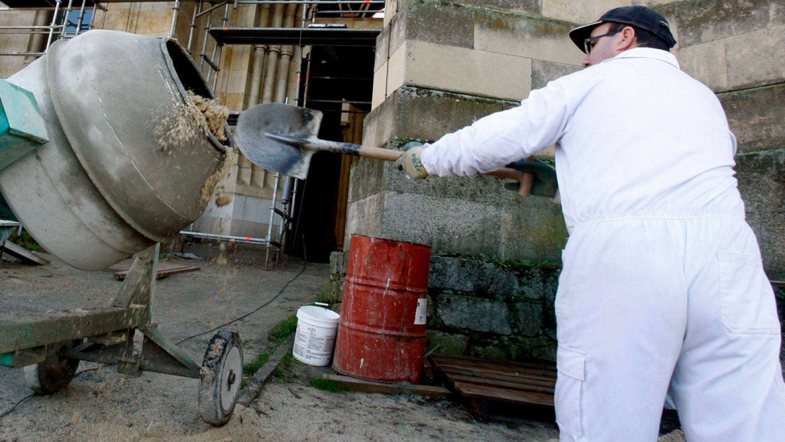 Un obrero trabajando en una imagen de archivo