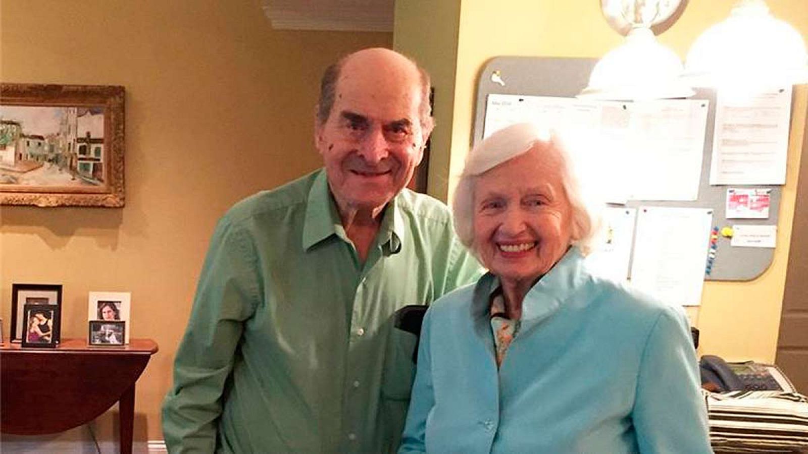 Imagen de archivo del médico Henry Heimlich con una mujer a la que salvó la vida.