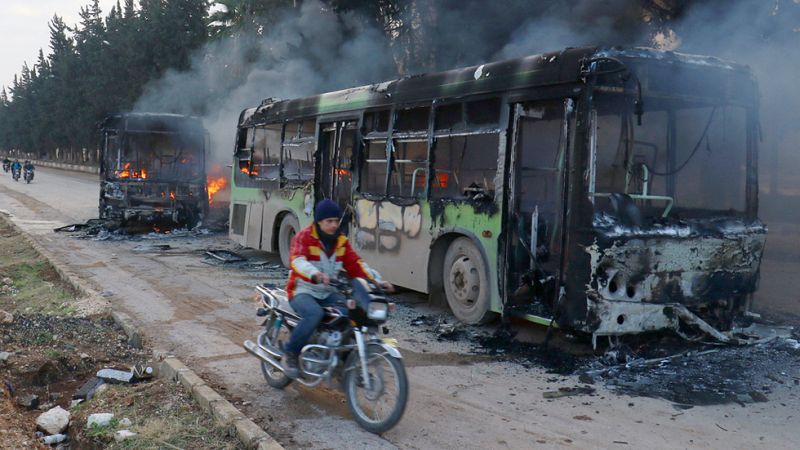 La quema de autobuses paraliza la evacuación de civiles de los barrios rebeldes de Alepo