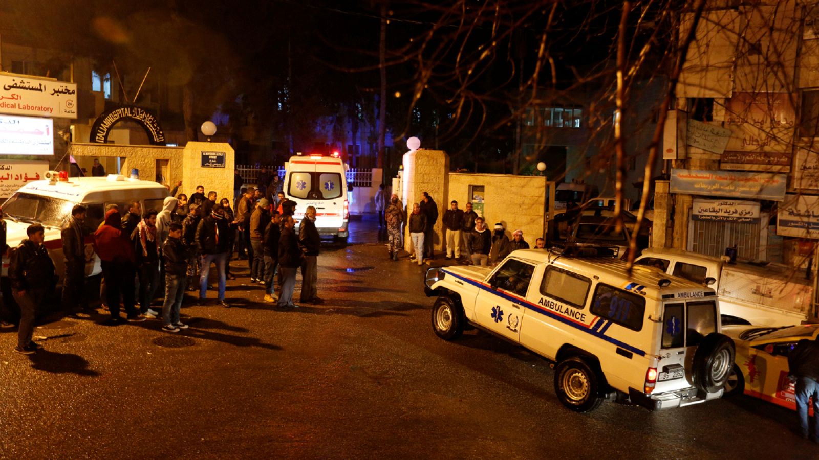Ambulancias en frente del hospital donde han llevado a los heridos en el ataque en la ciudad jordana de Karak.