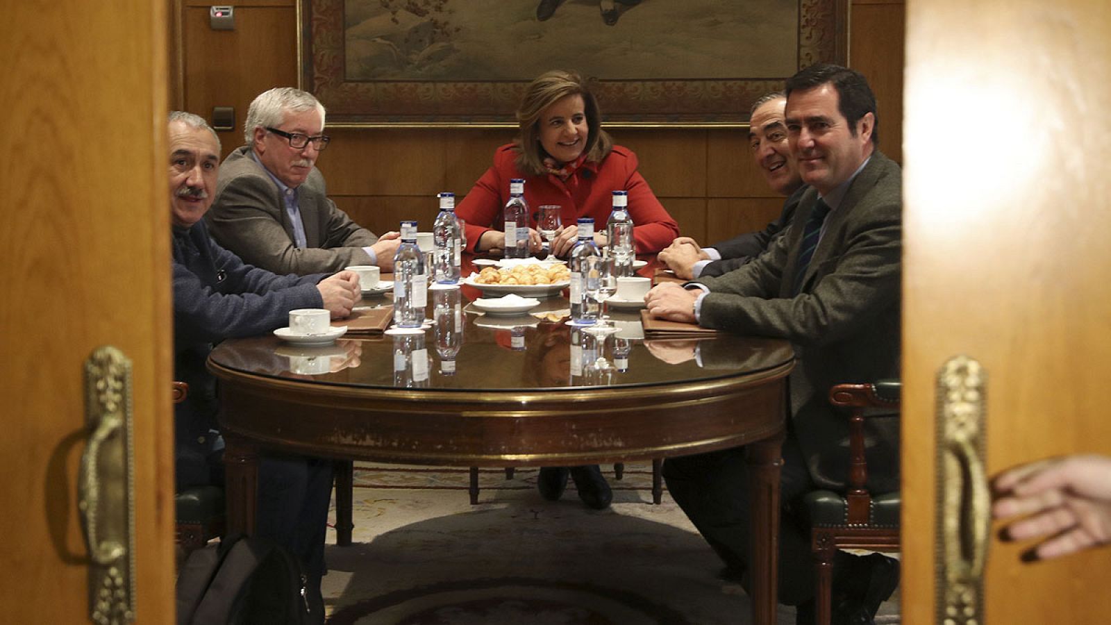 Báñez se reúne con los agentes sociales para afrontar el presente de las pensiones