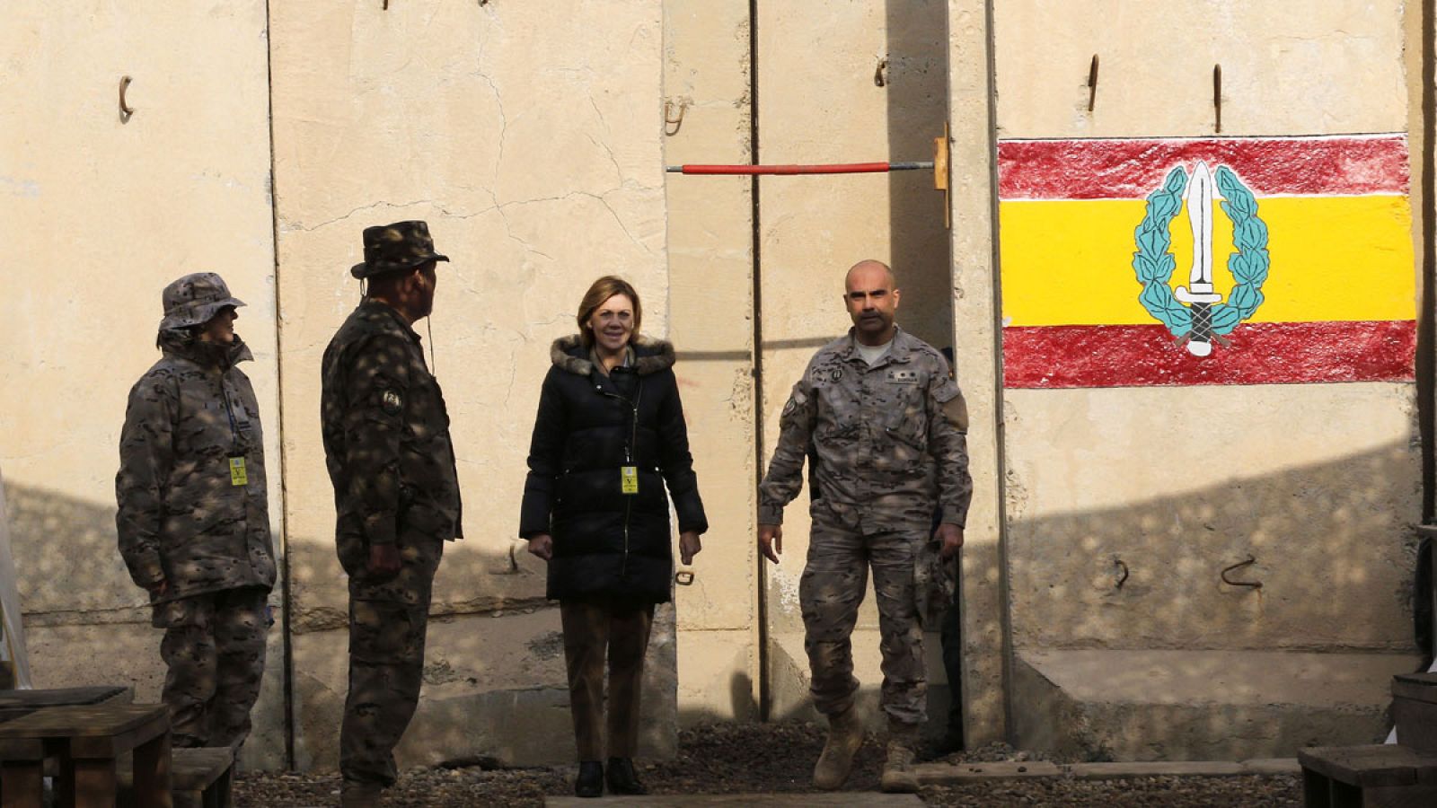 La ministra de Defensa, María Dolores de Cospedal, durante su visita a los militares españoles de operaciones especiales que se encuentran destinados en Bagdad