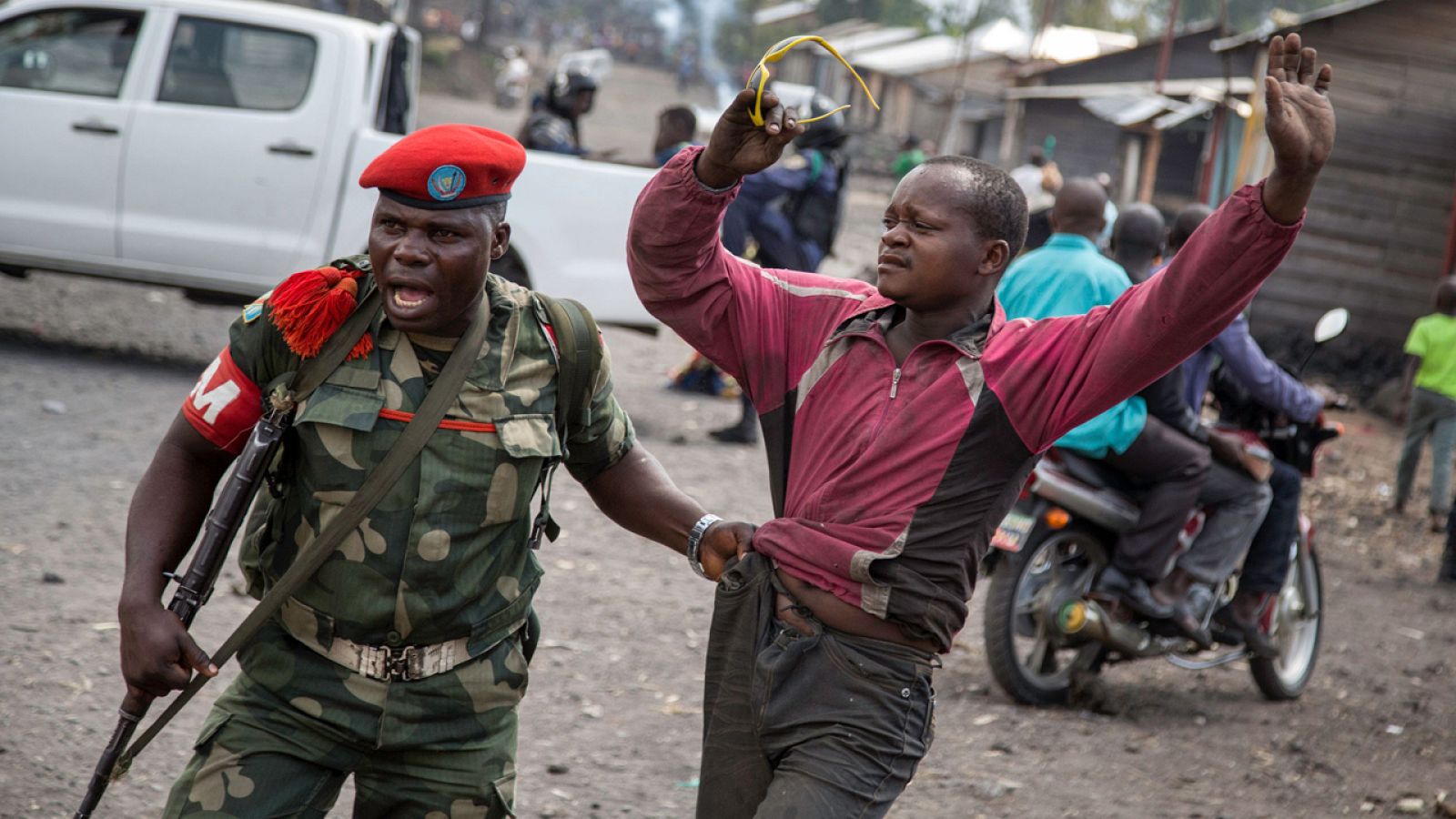 Un hombre que intentaba bloquear una carretera es arrestado por un policía militar en Goma