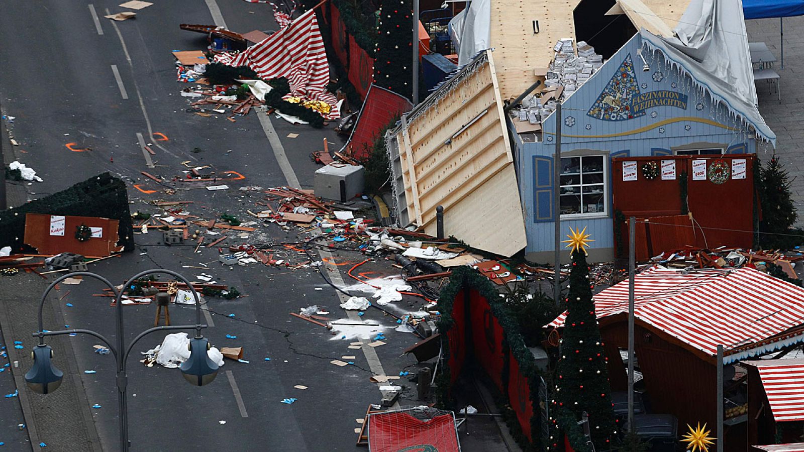 Imagen del camión que se empotró contra un mercado navideño en Berlín